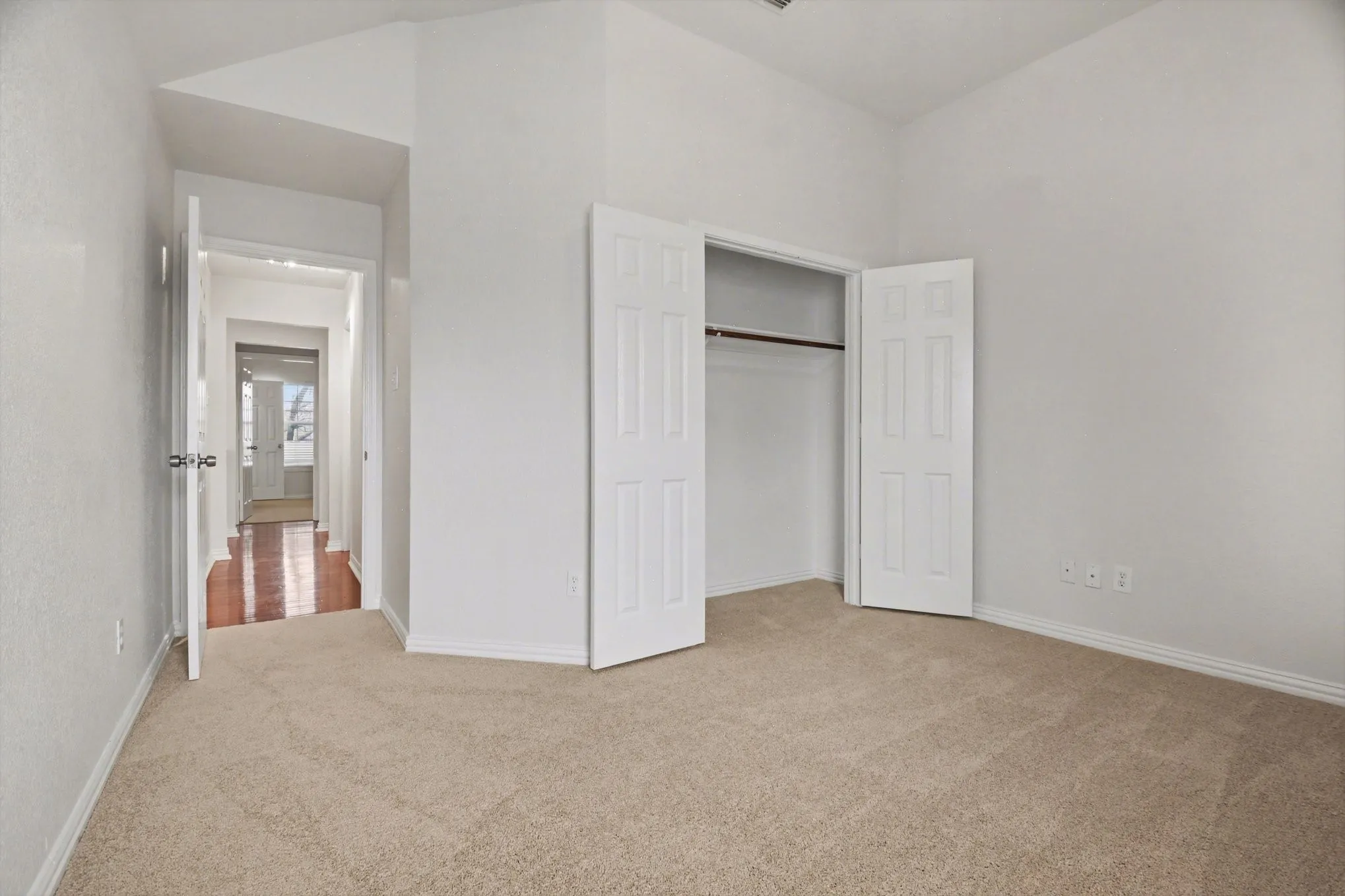 Single Family Residence For Sale in Dallas County , 7414 Larchwood Circle, Rowlett, Texas 75089, 5 Bedroom, 4 Bathroom, 2 Garage spaces, 3,335 Sqft, built in 2000, Preowned, mls#21177018, Real Estate Agent in Rowlett, Homes For Sale in Dallas county, Homes For Sale in Rowlett, Realtor in Rowlett Texas, Real Estate Brokerage Independent Realty Texas, Luminita Cordes Realtor