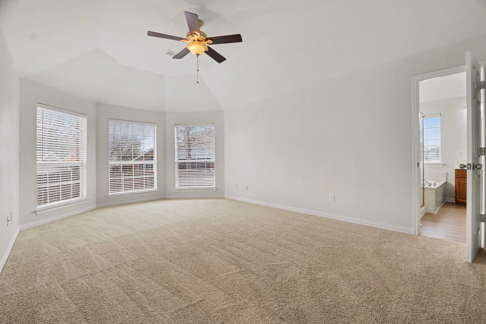 Single Family Residence For Sale in Dallas County , 7414 Larchwood Circle, Rowlett, Texas 75089, 5 Bedroom, 4 Bathroom, 2 Garage spaces, 3,335 Sqft, built in 2000, Preowned, mls#21177018, Real Estate Agent in Rowlett, Homes For Sale in Dallas county, Homes For Sale in Rowlett, Realtor in Rowlett Texas, Real Estate Brokerage Independent Realty Texas, Luminita Cordes Realtor