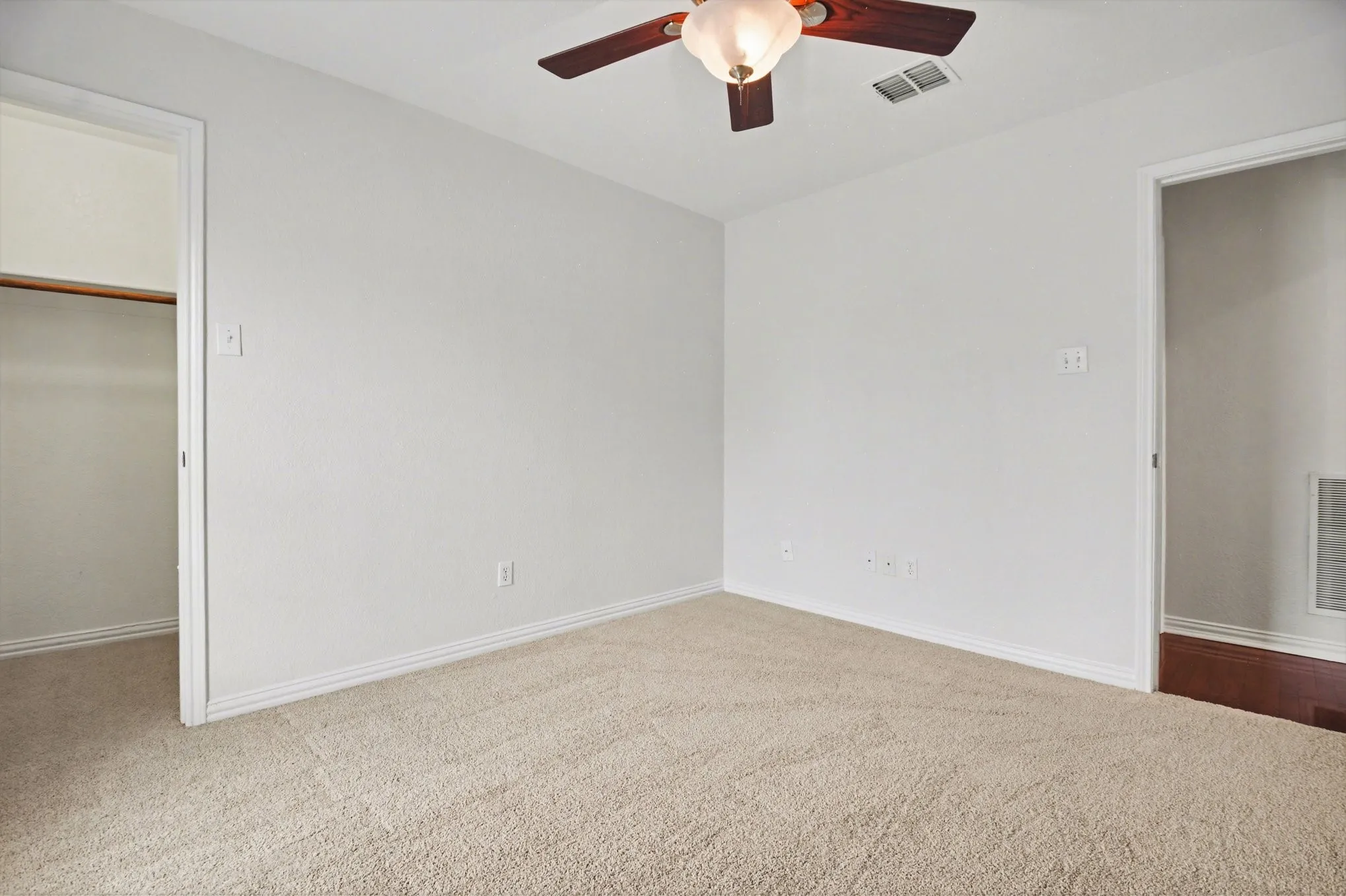 Single Family Residence For Sale in Dallas County , 7414 Larchwood Circle, Rowlett, Texas 75089, 5 Bedroom, 4 Bathroom, 2 Garage spaces, 3,335 Sqft, built in 2000, Preowned, mls#21177018, Real Estate Agent in Rowlett, Homes For Sale in Dallas county, Homes For Sale in Rowlett, Realtor in Rowlett Texas, Real Estate Brokerage Independent Realty Texas, Luminita Cordes Realtor