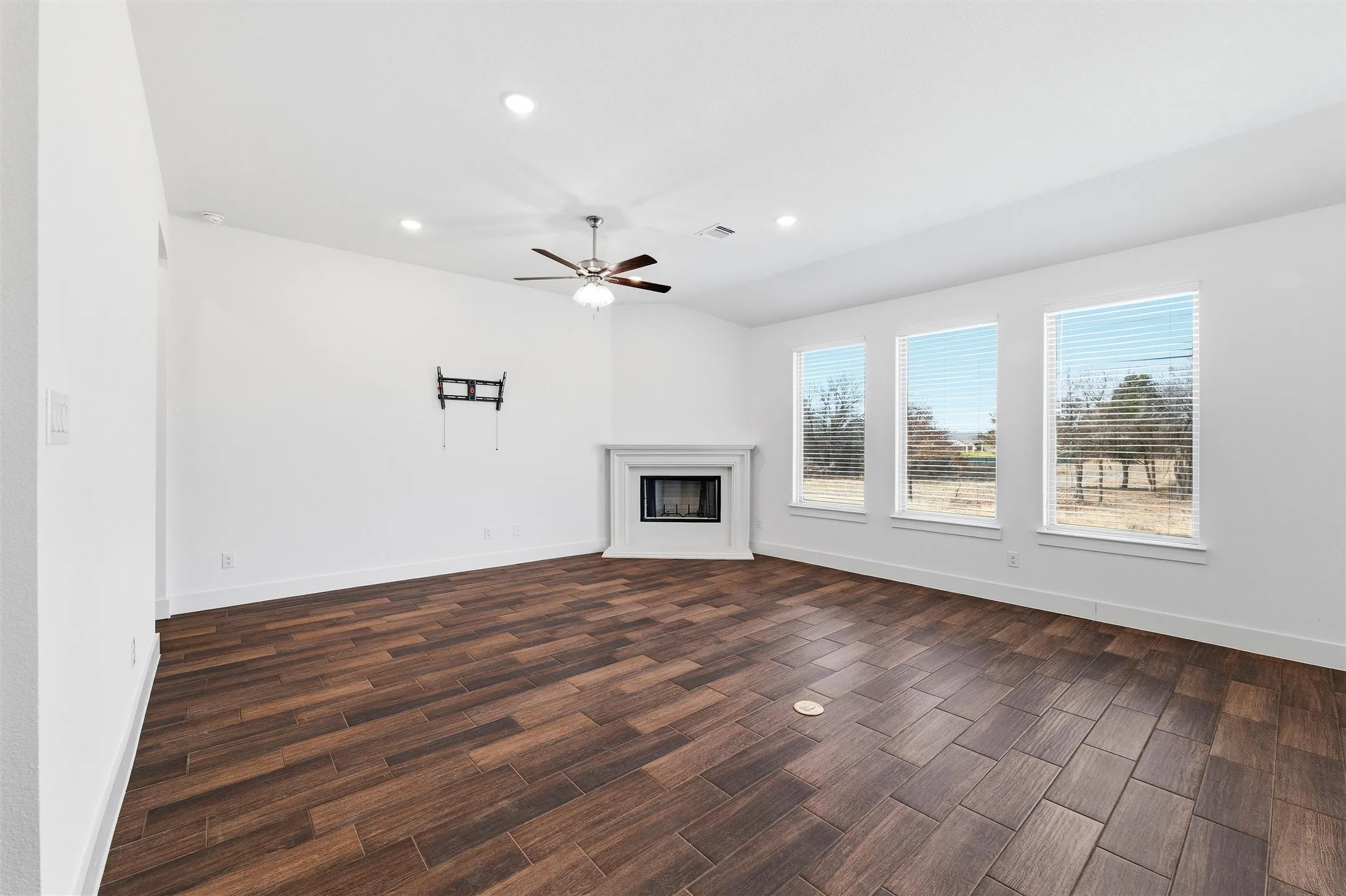 Single Family Residence For Sale in Wise County , 219 County Road 4690, Boyd, Texas 76023, 4 Bedroom, 3 Bathroom, 2 Garage spaces, 2,180 Sqft, built in 2024, Preowned, mls#21175759, Real Estate Agent in Boyd, Homes For Sale in Wise county, Homes For Sale in Boyd, Realtor in Boyd Texas, Real Estate Brokerage Independent Realty Texas, Luminita Cordes Realtor