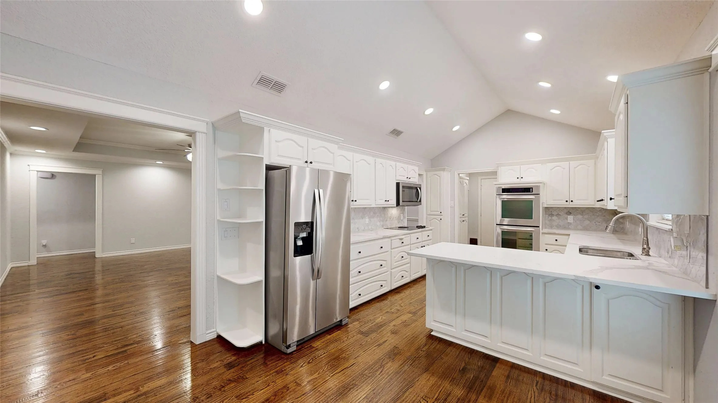 Single Family Residence For Rent in Tarrant County , 3713 Teal Lane, Bedford, Texas 76021, 4 Bedroom, 4 Bathroom, 2 Garage spaces, 2,666 Sqft, built in 1987, Preowned, mls#21177334, Real Estate Agent in Bedford, Homes For Rent in Tarrant county, Homes For Rent in Bedford, Realtor in Bedford Texas, Real Estate Brokerage Independent Realty Texas, Luminita Cordes Realtor