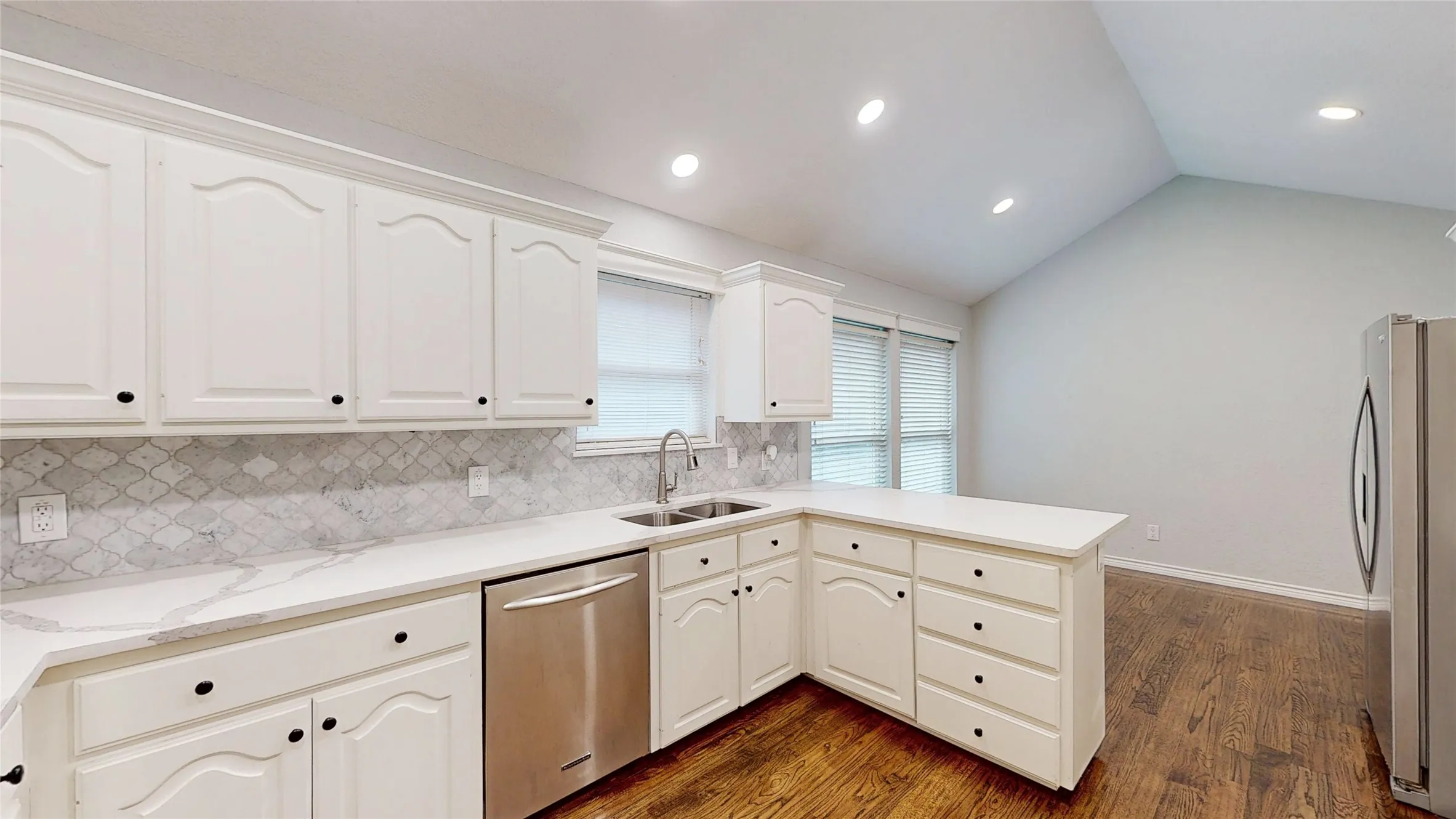 Single Family Residence For Rent in Tarrant County , 3713 Teal Lane, Bedford, Texas 76021, 4 Bedroom, 4 Bathroom, 2 Garage spaces, 2,666 Sqft, built in 1987, Preowned, mls#21177334, Real Estate Agent in Bedford, Homes For Rent in Tarrant county, Homes For Rent in Bedford, Realtor in Bedford Texas, Real Estate Brokerage Independent Realty Texas, Luminita Cordes Realtor
