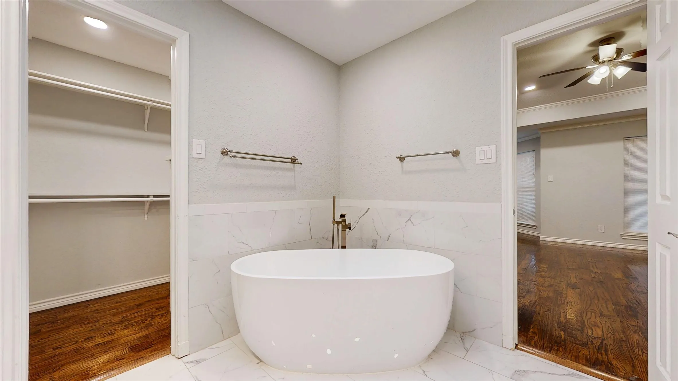 Single Family Residence For Rent in Tarrant County , 3713 Teal Lane, Bedford, Texas 76021, 4 Bedroom, 4 Bathroom, 2 Garage spaces, 2,666 Sqft, built in 1987, Preowned, mls#21177334, Real Estate Agent in Bedford, Homes For Rent in Tarrant county, Homes For Rent in Bedford, Realtor in Bedford Texas, Real Estate Brokerage Independent Realty Texas, Luminita Cordes Realtor