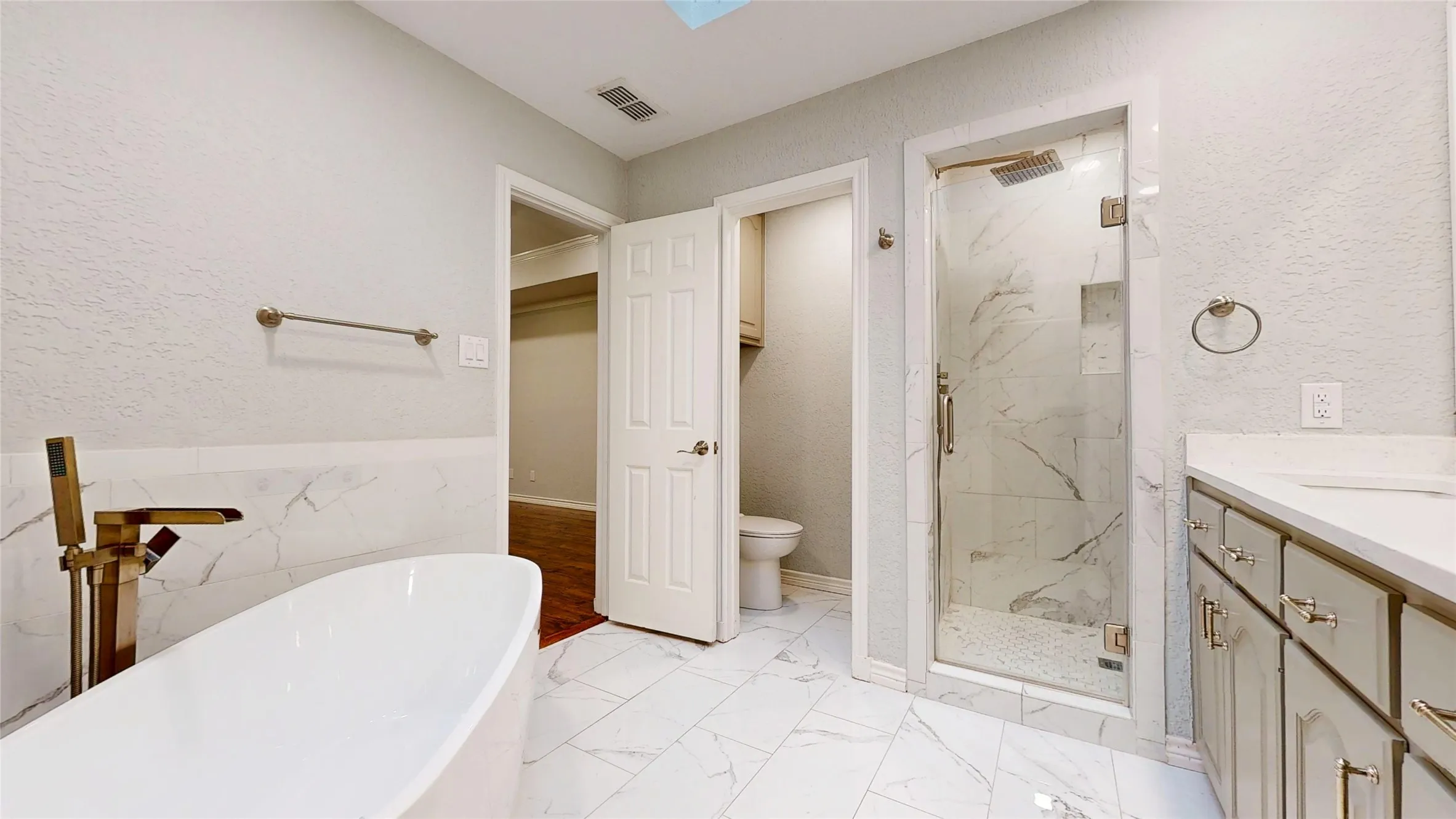 Single Family Residence For Rent in Tarrant County , 3713 Teal Lane, Bedford, Texas 76021, 4 Bedroom, 4 Bathroom, 2 Garage spaces, 2,666 Sqft, built in 1987, Preowned, mls#21177334, Real Estate Agent in Bedford, Homes For Rent in Tarrant county, Homes For Rent in Bedford, Realtor in Bedford Texas, Real Estate Brokerage Independent Realty Texas, Luminita Cordes Realtor