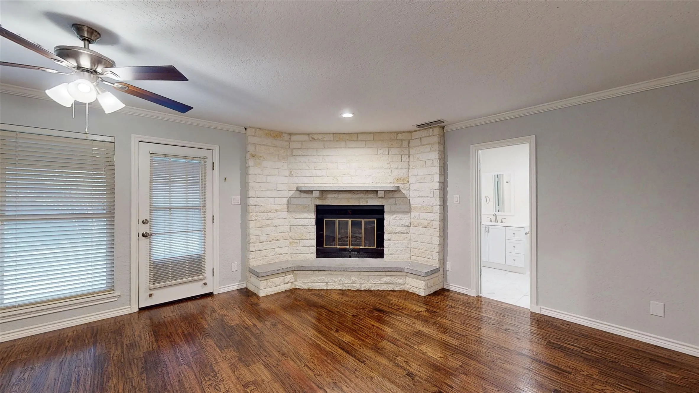 Single Family Residence For Rent in Tarrant County , 3713 Teal Lane, Bedford, Texas 76021, 4 Bedroom, 4 Bathroom, 2 Garage spaces, 2,666 Sqft, built in 1987, Preowned, mls#21177334, Real Estate Agent in Bedford, Homes For Rent in Tarrant county, Homes For Rent in Bedford, Realtor in Bedford Texas, Real Estate Brokerage Independent Realty Texas, Luminita Cordes Realtor
