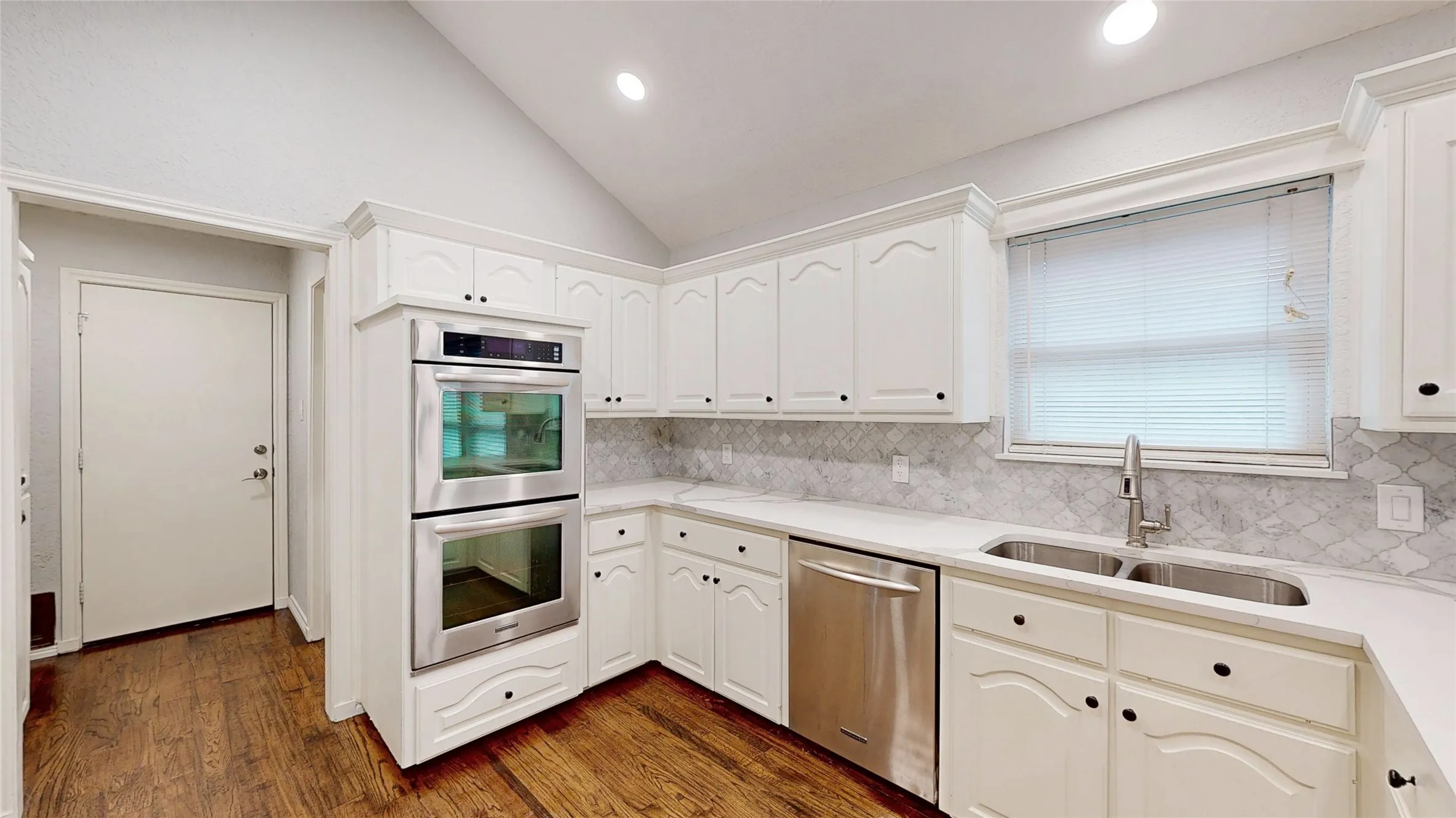 Single Family Residence For Rent in Tarrant County , 3713 Teal Lane, Bedford, Texas 76021, 4 Bedroom, 4 Bathroom, 2 Garage spaces, 2,666 Sqft, built in 1987, Preowned, mls#21177334, Real Estate Agent in Bedford, Homes For Rent in Tarrant county, Homes For Rent in Bedford, Realtor in Bedford Texas, Real Estate Brokerage Independent Realty Texas, Luminita Cordes Realtor