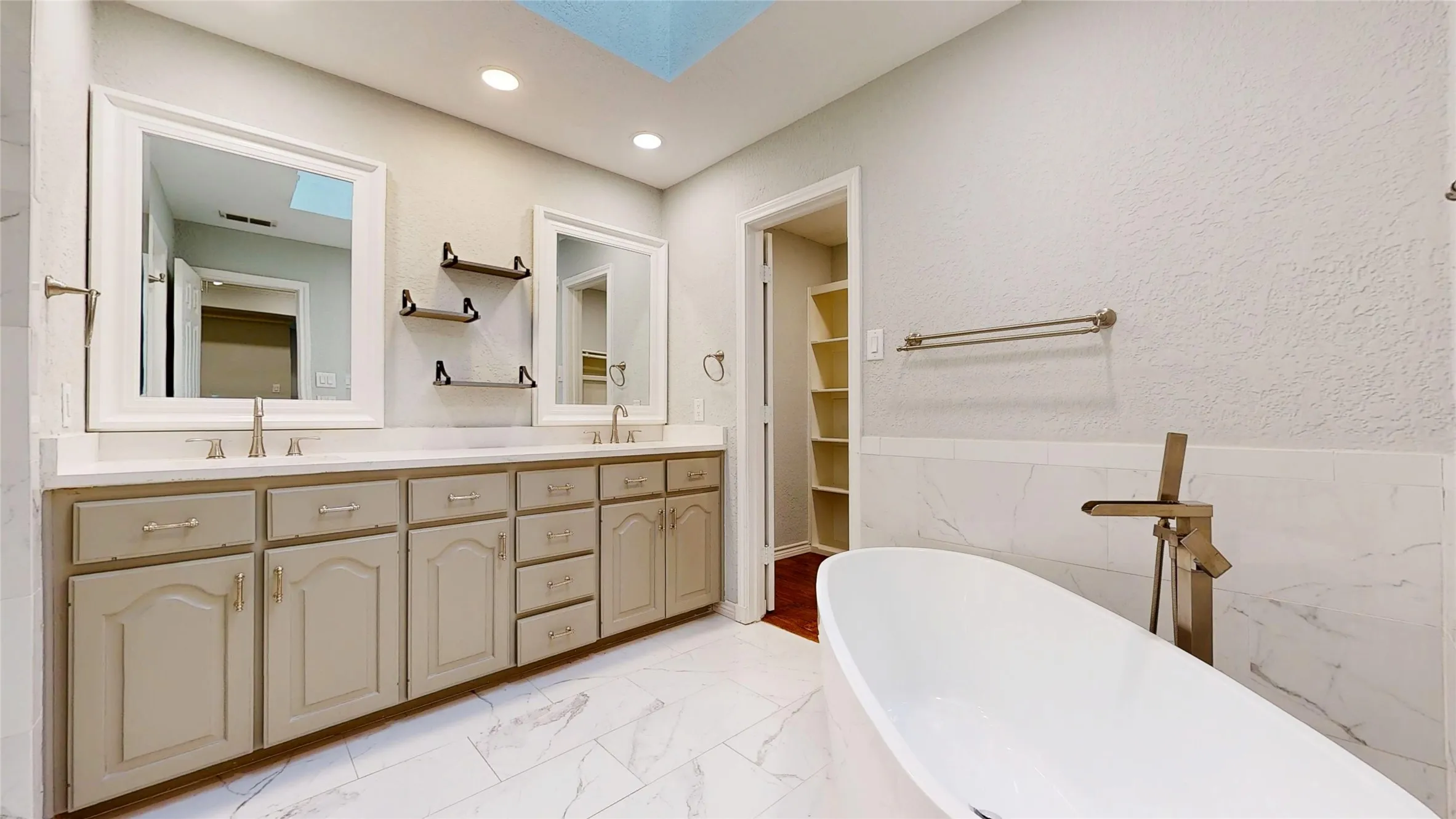 Single Family Residence For Rent in Tarrant County , 3713 Teal Lane, Bedford, Texas 76021, 4 Bedroom, 4 Bathroom, 2 Garage spaces, 2,666 Sqft, built in 1987, Preowned, mls#21177334, Real Estate Agent in Bedford, Homes For Rent in Tarrant county, Homes For Rent in Bedford, Realtor in Bedford Texas, Real Estate Brokerage Independent Realty Texas, Luminita Cordes Realtor