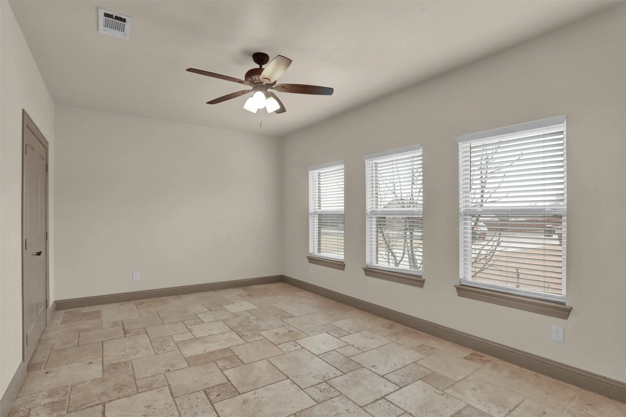 Single Family Residence For Sale in Fannin County , 231 Orduna Street, Trenton, Texas 75490, 5 Bedroom, 3 Bathroom, 2 Garage spaces, 1,981 Sqft, built in 2020, Preowned, mls#21176723, Real Estate Agent in Trenton, Homes For Sale in Fannin county, Homes For Sale in Trenton, Realtor in Trenton Texas, Real Estate Brokerage Independent Realty Texas, Luminita Cordes Realtor