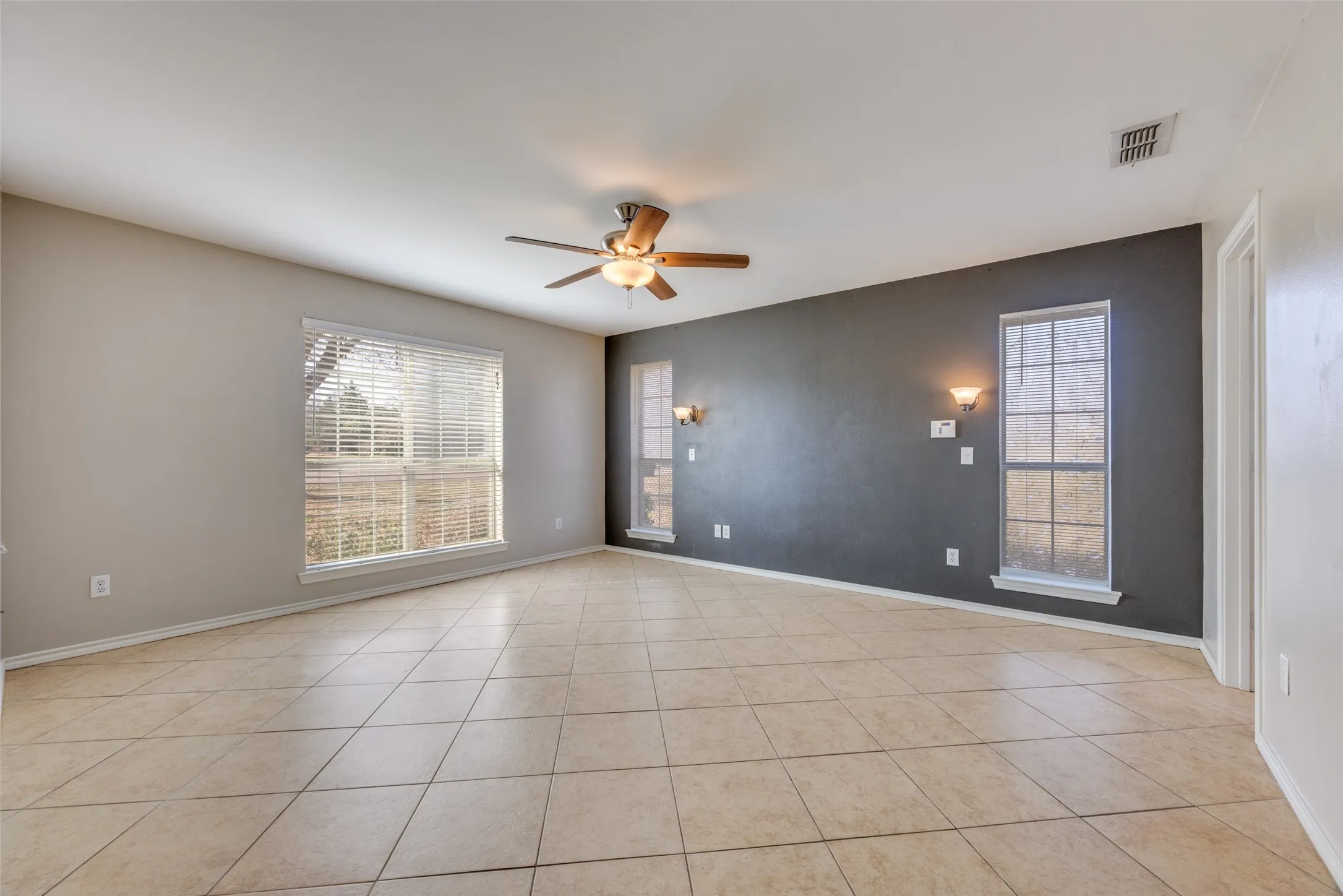 Unfurnished room featuring a ceiling fan and light tile patterned flooring