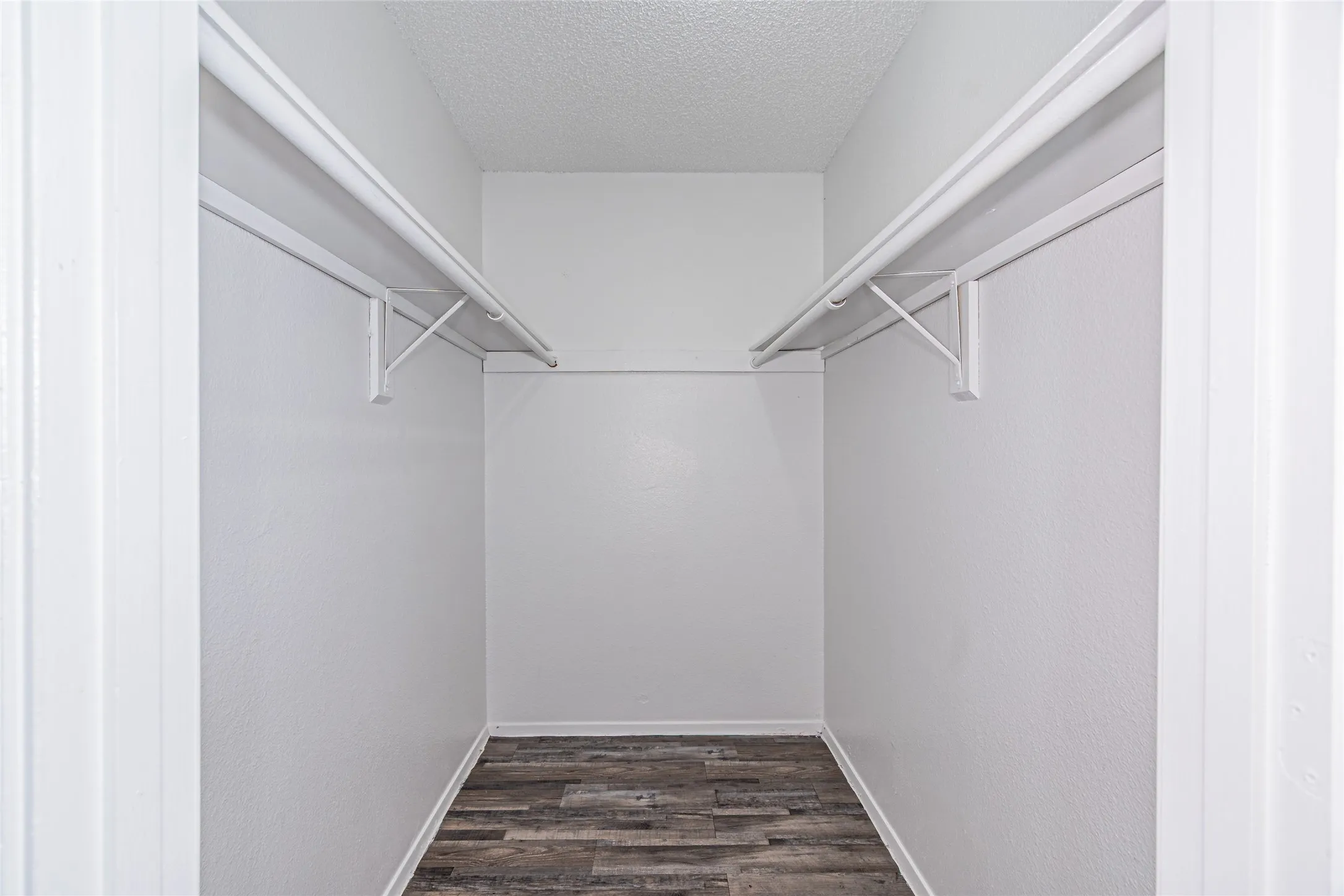 Apartment For Rent in Dallas County , 300 W Wintergreen Road 730ABP, De Soto, Texas 75115, 1 Bedroom, 1 Bathroom, Garage spaces, 642 Sqft, built in 1985, Price $1,020, mls#21177605, Real Estate Agent in De Soto, Homes For Rent in Dallas county, Homes For Rent in De Soto, Realtor in De Soto Texas, Real Estate Brokerage Independent Realty Texas, Luminita Cordes Realtor