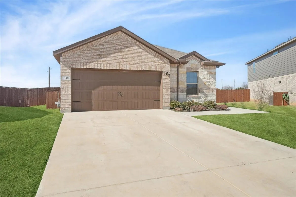 Single Family Residence For Sale in Wise County , 105 Driftoak Drive, Boyd, Texas 76023, 5 Bedroom, 2 Bathroom, 2 Garage spaces, 2,133 Sqft, built in 2023, mls#21175012, Real Estate Agent in Boyd, Homes For Sale in Wise county, Homes For Sale in Boyd, Realtor in Boyd Texas, Real Estate Brokerage Independent Realty Texas, Luminita Cordes Realtor