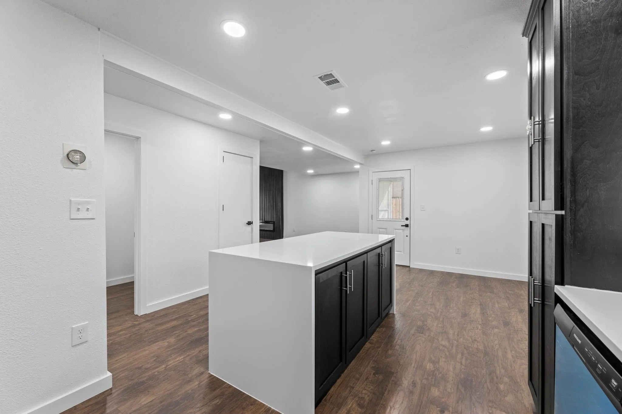 Single Family Residence For Sale in Tarrant County , 2506 Holt Road, Arlington, Texas 76006, 3 Bedroom, 2 Bathroom, 2 Garage spaces, 1,787 Sqft, built in 1980, mls#21177072, Real Estate Agent in Arlington, Homes For Sale in Tarrant county, Homes For Sale in Arlington, Realtor in Arlington Texas, Real Estate Brokerage Independent Realty Texas, Luminita Cordes Realtor