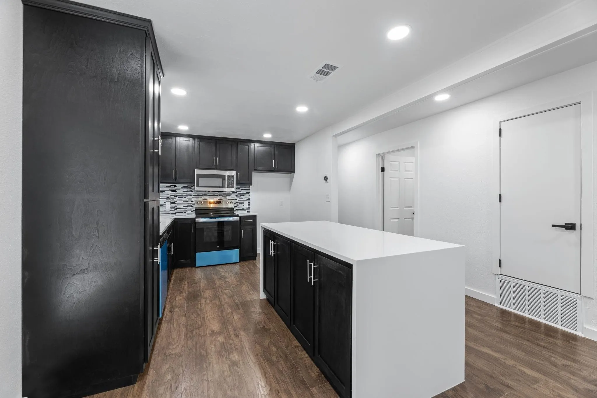 Single Family Residence For Sale in Tarrant County , 2506 Holt Road, Arlington, Texas 76006, 3 Bedroom, 2 Bathroom, 2 Garage spaces, 1,787 Sqft, built in 1980, mls#21177072, Real Estate Agent in Arlington, Homes For Sale in Tarrant county, Homes For Sale in Arlington, Realtor in Arlington Texas, Real Estate Brokerage Independent Realty Texas, Luminita Cordes Realtor