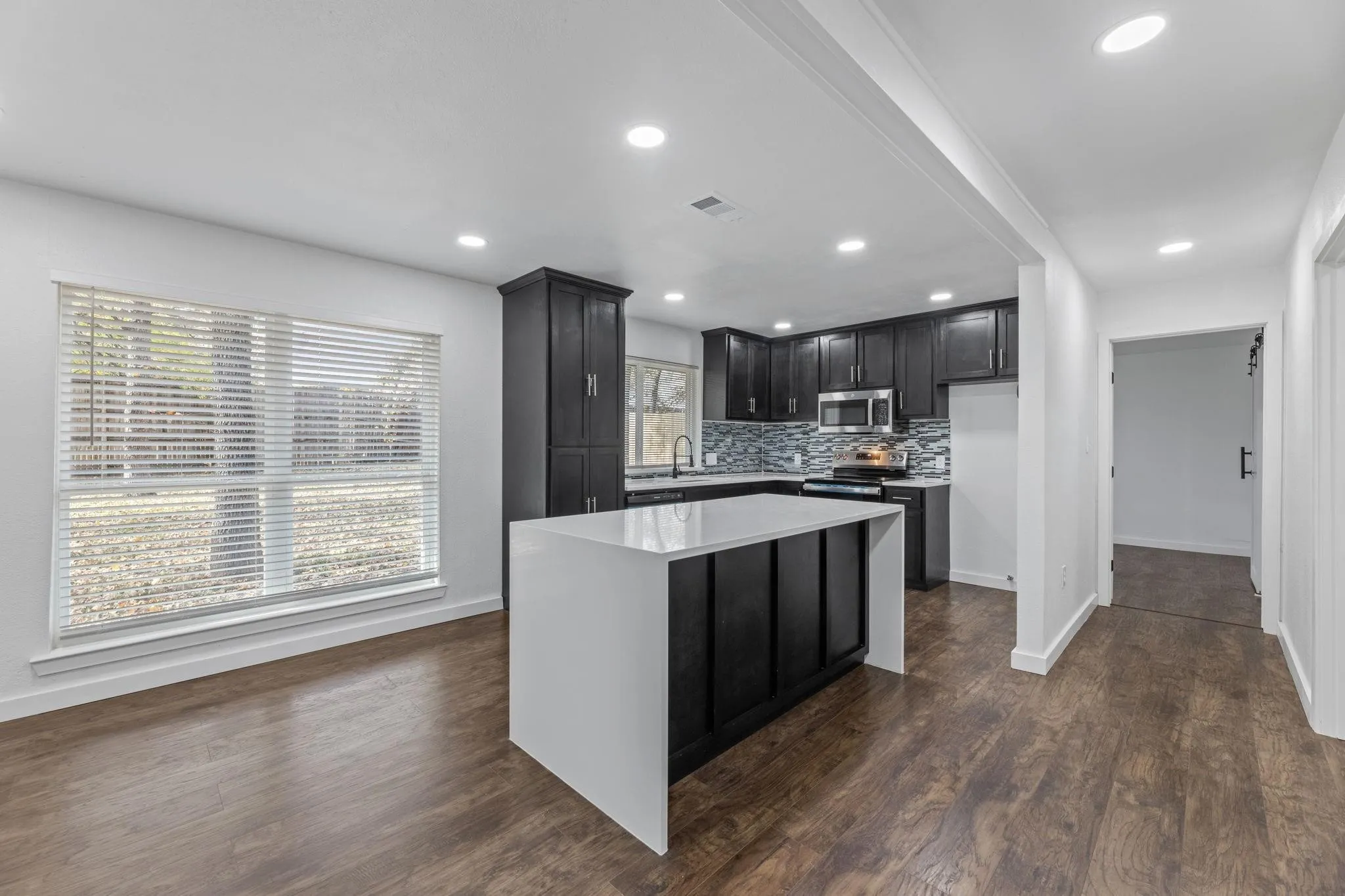 Single Family Residence For Sale in Tarrant County , 2506 Holt Road, Arlington, Texas 76006, 3 Bedroom, 2 Bathroom, 2 Garage spaces, 1,787 Sqft, built in 1980, mls#21177072, Real Estate Agent in Arlington, Homes For Sale in Tarrant county, Homes For Sale in Arlington, Realtor in Arlington Texas, Real Estate Brokerage Independent Realty Texas, Luminita Cordes Realtor