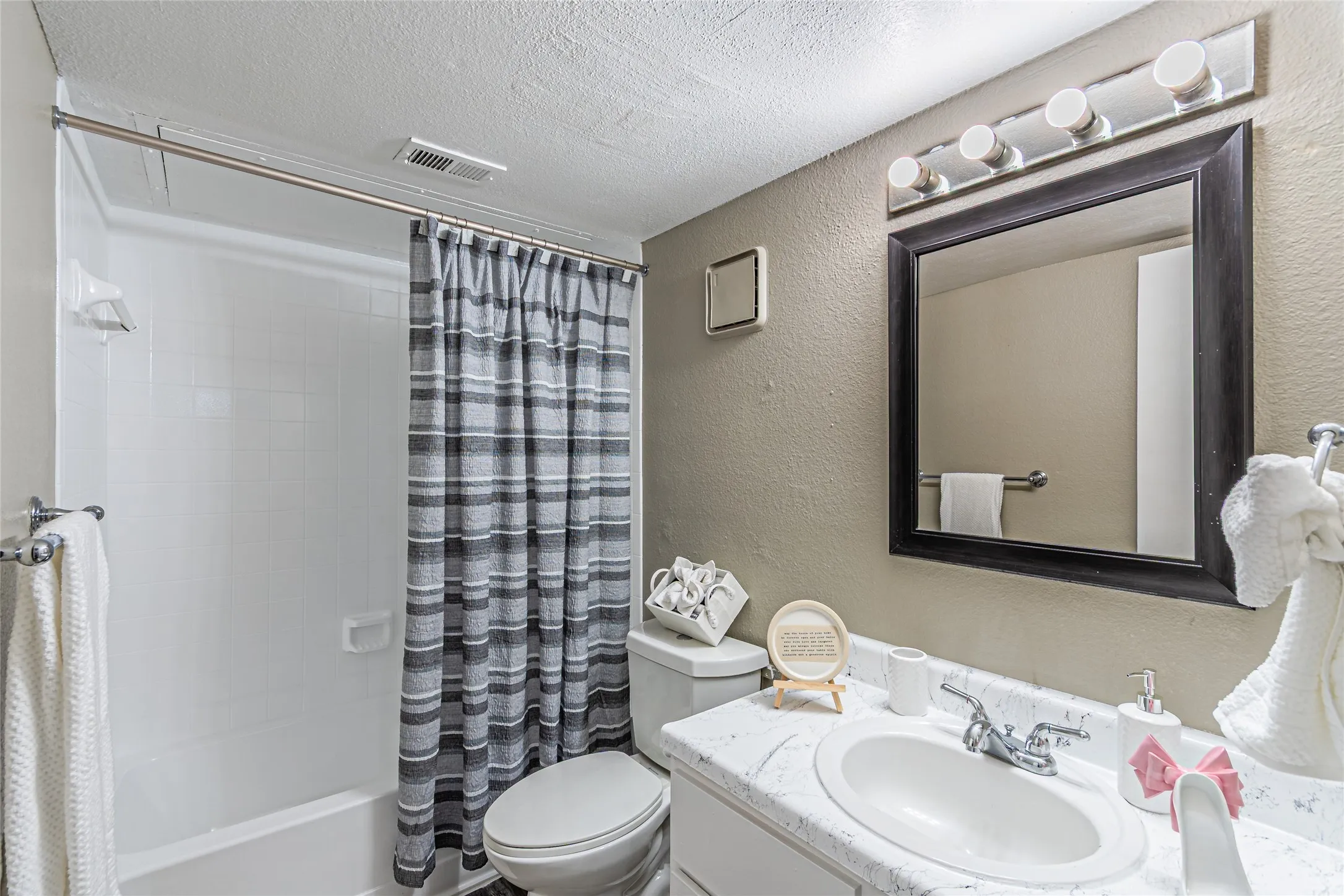 Apartment For Rent in Dallas County , 300 W Wintergreen Road 226, De Soto, Texas 75115, 2 Bedrooms, 2 Bathrooms, Garage spaces, 868 Sqft, built in 1985, Price $1,260, mls#21177695, Real Estate Agent in De Soto, Homes For Rent in Dallas county, Homes For Rent in De Soto, Realtor in De Soto Texas, Real Estate Brokerage Independent Realty Texas, Luminita Cordes Realtor