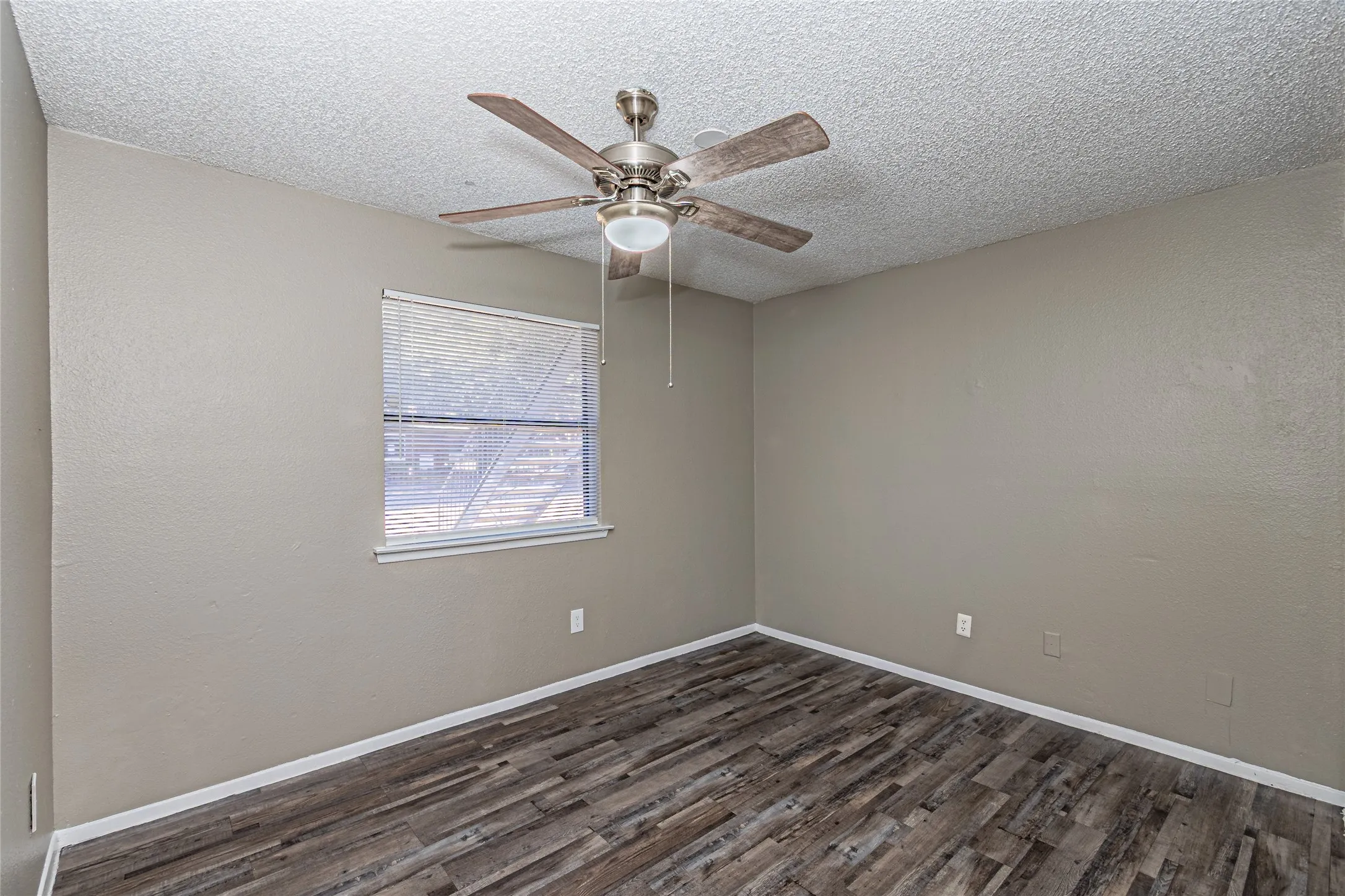 Apartment For Rent in Dallas County , 300 W Wintergreen Road 226, De Soto, Texas 75115, 2 Bedrooms, 2 Bathrooms, Garage spaces, 868 Sqft, built in 1985, Price $1,260, mls#21177695, Real Estate Agent in De Soto, Homes For Rent in Dallas county, Homes For Rent in De Soto, Realtor in De Soto Texas, Real Estate Brokerage Independent Realty Texas, Luminita Cordes Realtor