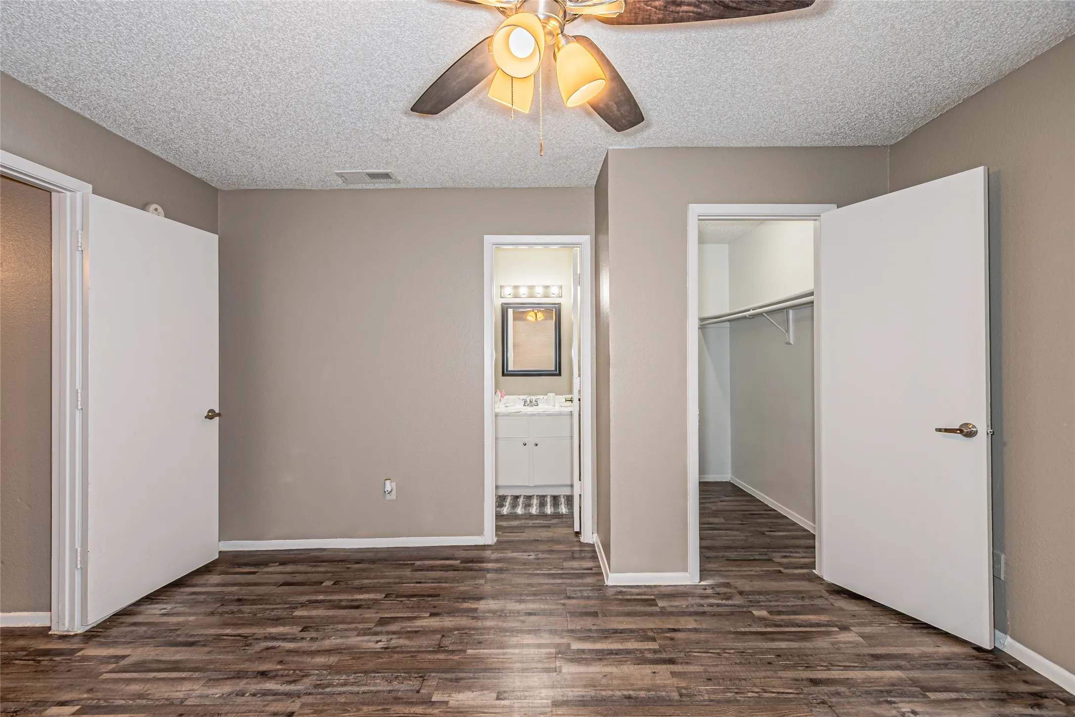 Apartment For Rent in Dallas County , 300 W Wintergreen Road 226, De Soto, Texas 75115, 2 Bedrooms, 2 Bathrooms, Garage spaces, 868 Sqft, built in 1985, Price $1,260, mls#21177695, Real Estate Agent in De Soto, Homes For Rent in Dallas county, Homes For Rent in De Soto, Realtor in De Soto Texas, Real Estate Brokerage Independent Realty Texas, Luminita Cordes Realtor