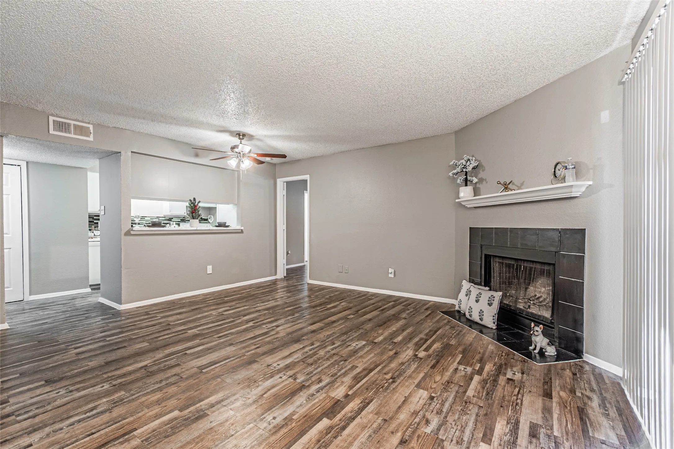 Apartment For Rent in Dallas County , 300 W Wintergreen Road 226, De Soto, Texas 75115, 2 Bedrooms, 2 Bathrooms, Garage spaces, 868 Sqft, built in 1985, Price $1,260, mls#21177695, Real Estate Agent in De Soto, Homes For Rent in Dallas county, Homes For Rent in De Soto, Realtor in De Soto Texas, Real Estate Brokerage Independent Realty Texas, Luminita Cordes Realtor