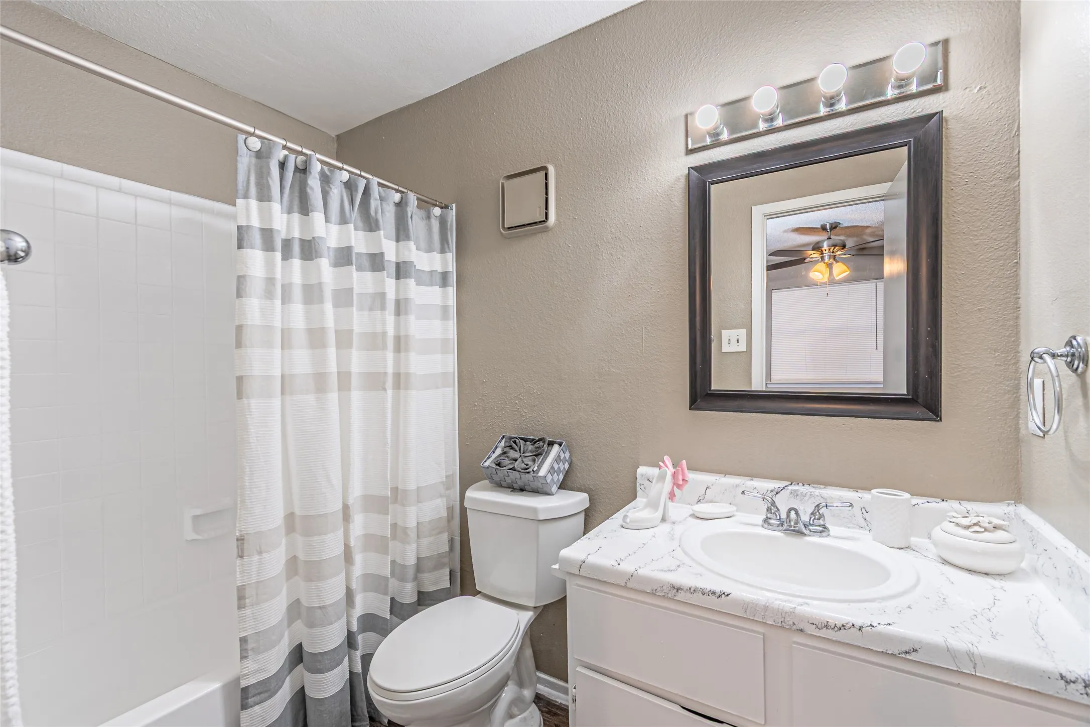 Apartment For Rent in Dallas County , 300 W Wintergreen Road 226, De Soto, Texas 75115, 2 Bedrooms, 2 Bathrooms, Garage spaces, 868 Sqft, built in 1985, Price $1,260, mls#21177695, Real Estate Agent in De Soto, Homes For Rent in Dallas county, Homes For Rent in De Soto, Realtor in De Soto Texas, Real Estate Brokerage Independent Realty Texas, Luminita Cordes Realtor