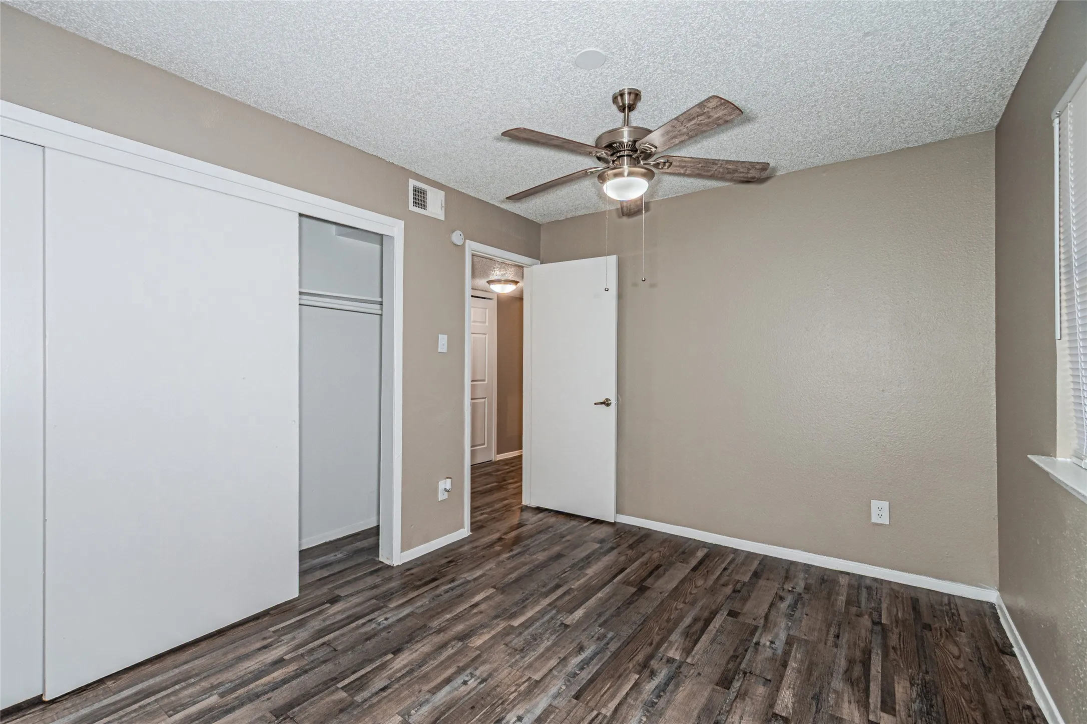 Apartment For Rent in Dallas County , 300 W Wintergreen Road 226, De Soto, Texas 75115, 2 Bedrooms, 2 Bathrooms, Garage spaces, 868 Sqft, built in 1985, Price $1,260, mls#21177695, Real Estate Agent in De Soto, Homes For Rent in Dallas county, Homes For Rent in De Soto, Realtor in De Soto Texas, Real Estate Brokerage Independent Realty Texas, Luminita Cordes Realtor