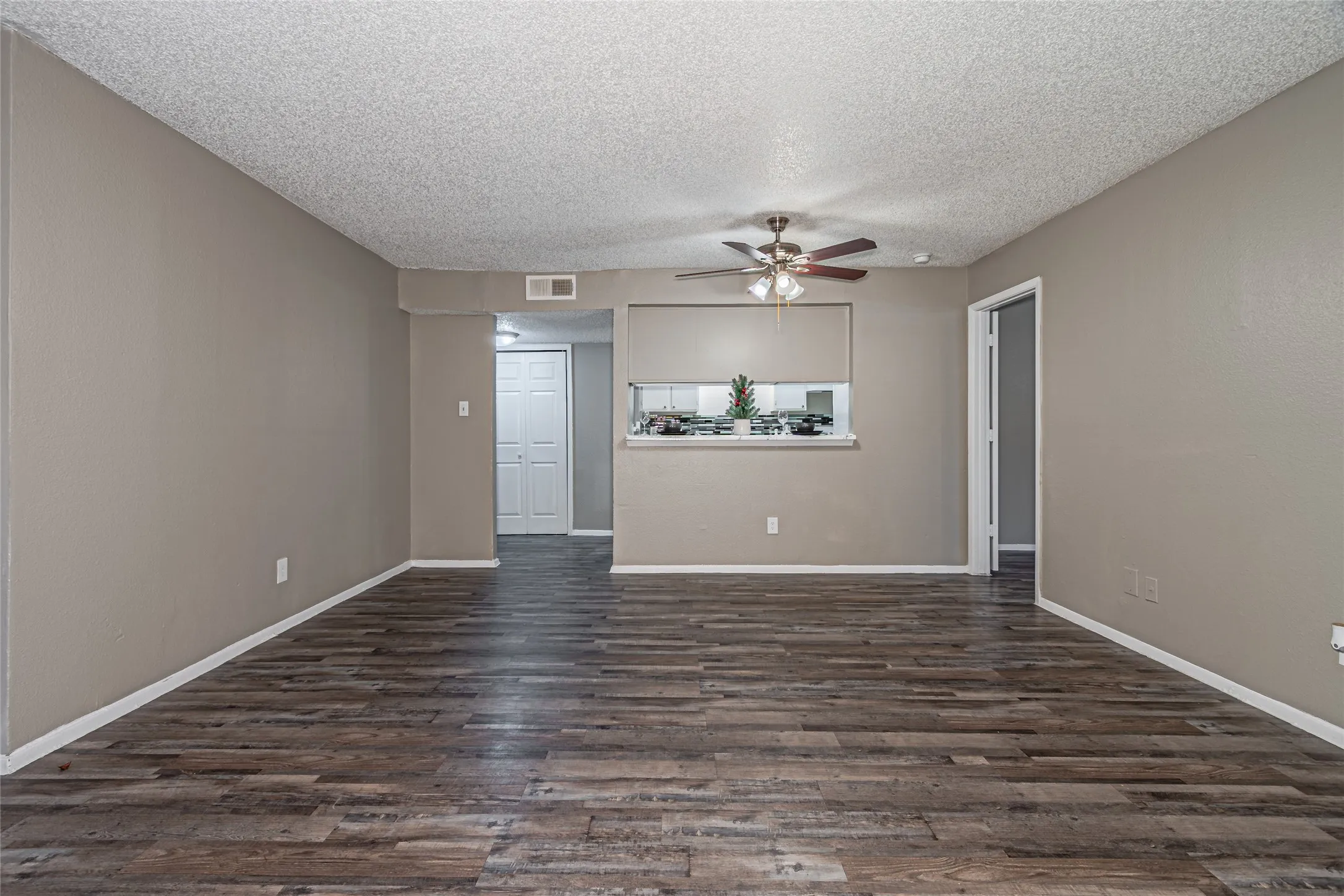 Apartment For Rent in Dallas County , 300 W Wintergreen Road 226, De Soto, Texas 75115, 2 Bedrooms, 2 Bathrooms, Garage spaces, 868 Sqft, built in 1985, Price $1,260, mls#21177695, Real Estate Agent in De Soto, Homes For Rent in Dallas county, Homes For Rent in De Soto, Realtor in De Soto Texas, Real Estate Brokerage Independent Realty Texas, Luminita Cordes Realtor