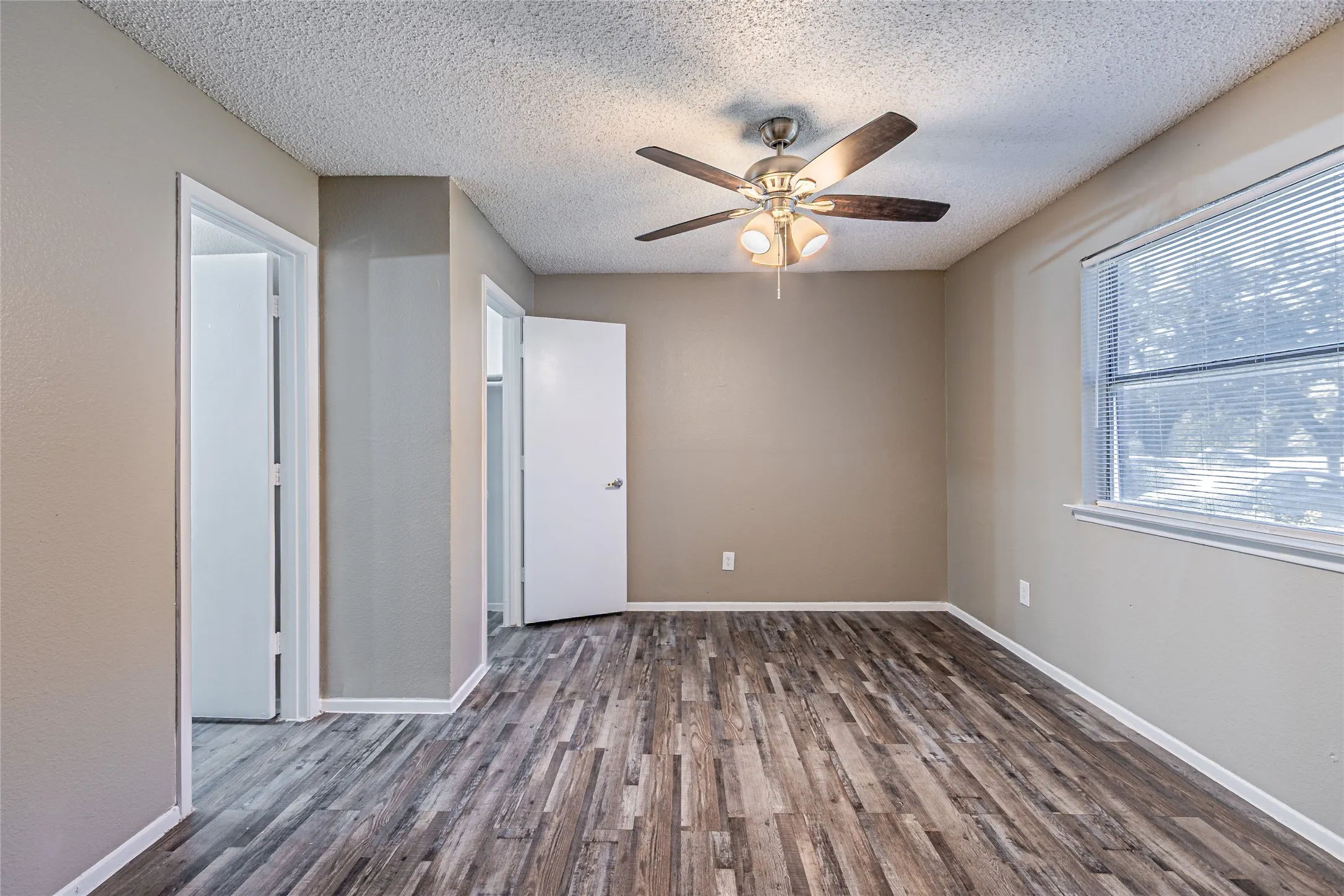 Apartment For Rent in Dallas County , 300 W Wintergreen Road 729ABP, De Soto, Texas 75115, 3 Bedrooms, 1 Bathroom, Garage spaces, 1,100 Sqft, built in 1985, Price $1,850, mls#21177712, Real Estate Agent in De Soto, Homes For Rent in Dallas county, Homes For Rent in De Soto, Realtor in De Soto Texas, Real Estate Brokerage Independent Realty Texas, Luminita Cordes Realtor