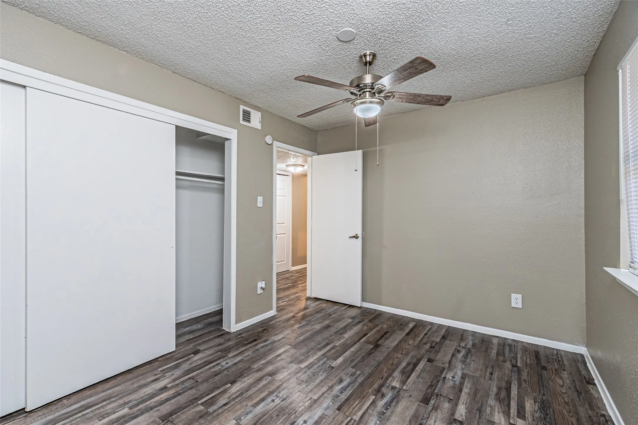 Apartment For Rent in Dallas County , 300 W Wintergreen Road 729ABP, De Soto, Texas 75115, 3 Bedrooms, 1 Bathroom, Garage spaces, 1,100 Sqft, built in 1985, Price $1,850, mls#21177712, Real Estate Agent in De Soto, Homes For Rent in Dallas county, Homes For Rent in De Soto, Realtor in De Soto Texas, Real Estate Brokerage Independent Realty Texas, Luminita Cordes Realtor