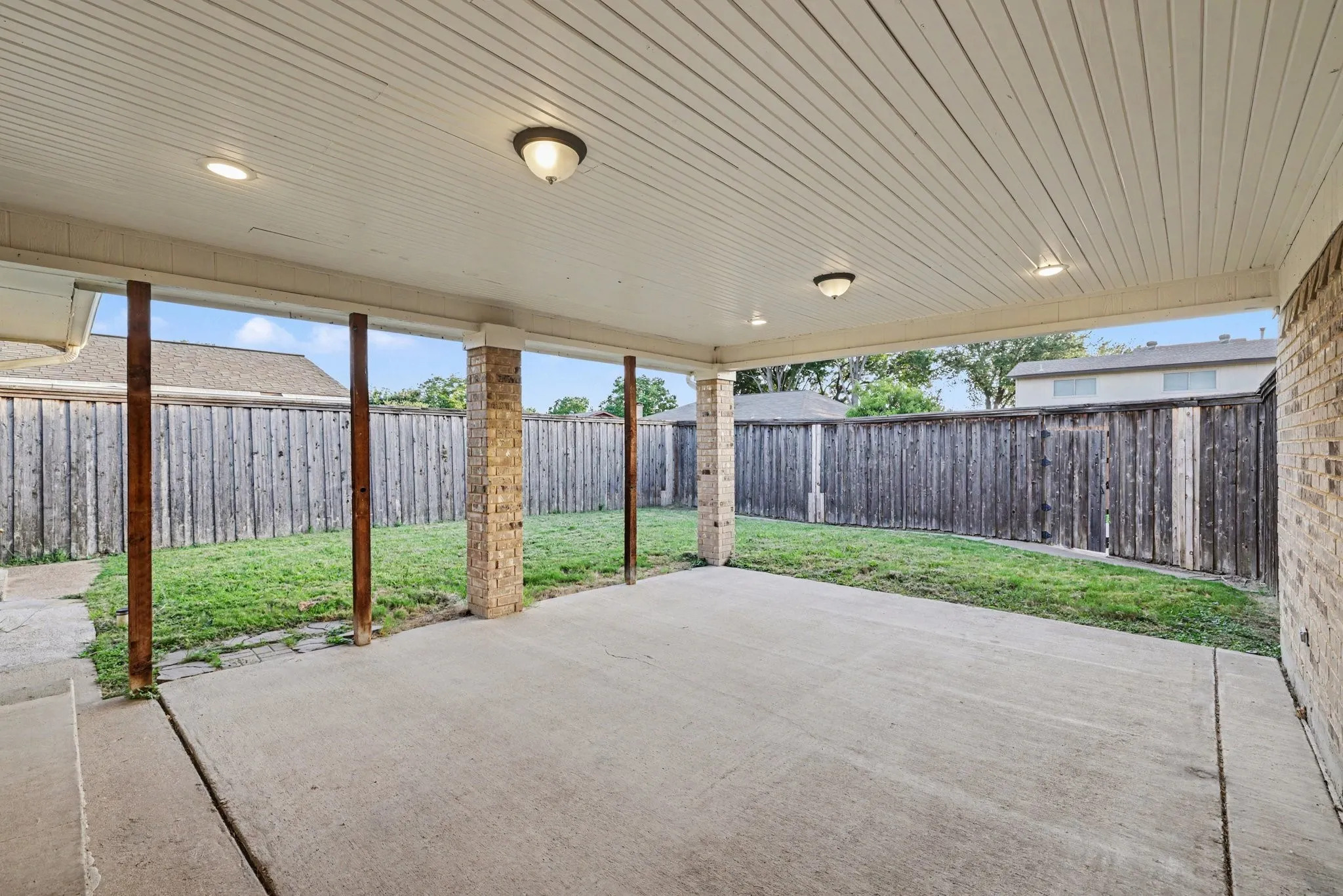 Single Family Residence For Sale in Dallas County , 229 S Heartz Road, Coppell, Texas 75019, 3 Bedroom, 2 Bathroom, 2 Garage spaces, 1,843 Sqft, built in 1981, Preowned, mls#21177656, Real Estate Agent in Coppell, Homes For Sale in Dallas county, Homes For Sale in Coppell, Realtor in Coppell Texas, Real Estate Brokerage Independent Realty Texas, Luminita Cordes Realtor
