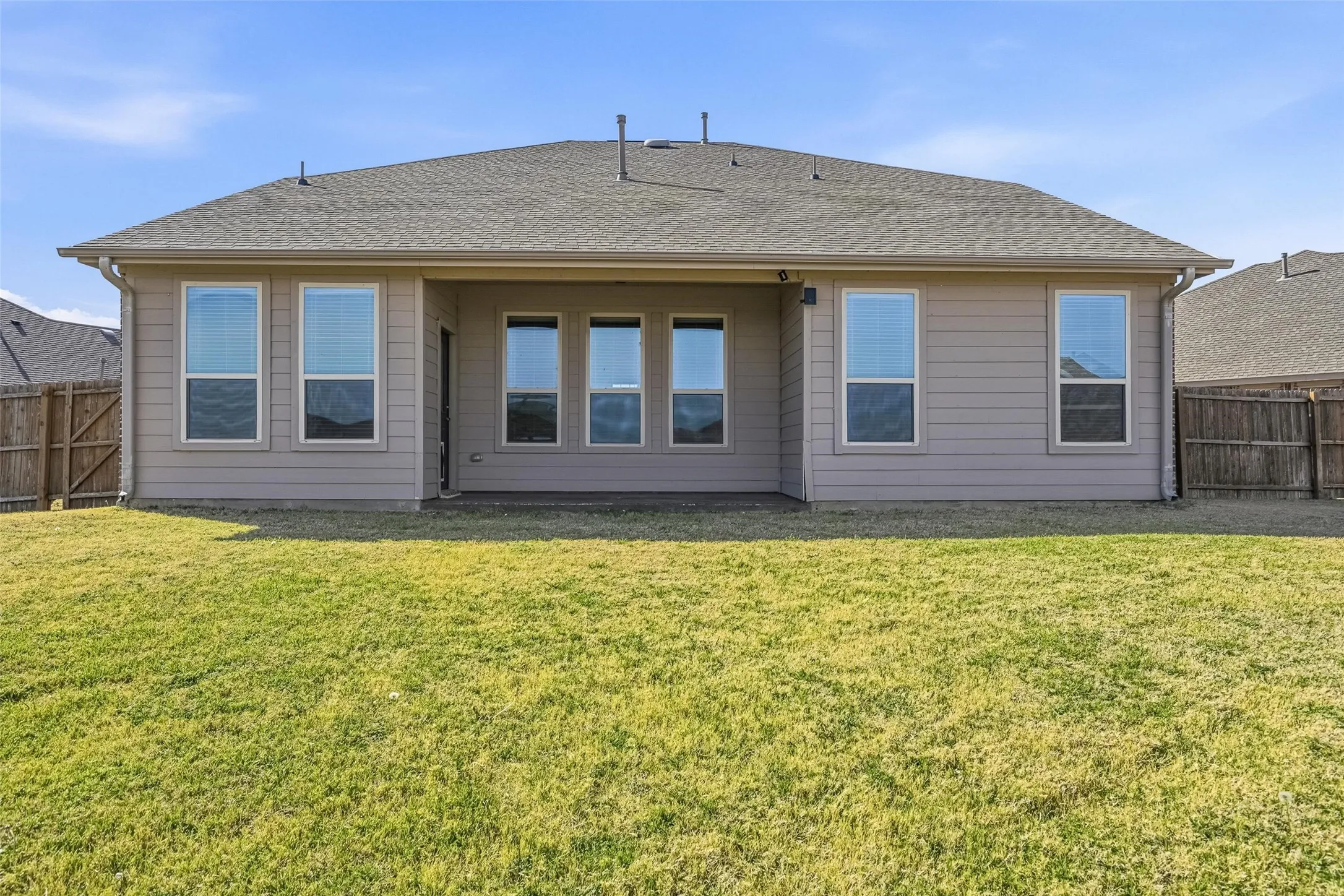 Single Family Residence For Sale in Tarrant County , 8405 Sweet Flag Lane, Fort Worth, Texas 76123, 5 Bedroom, 5 Bathroom, 2 Garage spaces, 2,806 Sqft, built in 2018, Preowned, mls#21176994, Real Estate Agent in Fort Worth, Homes For Sale in Tarrant county, Homes For Sale in Fort Worth, Realtor in Fort Worth Texas, Real Estate Brokerage Independent Realty Texas, Luminita Cordes Realtor