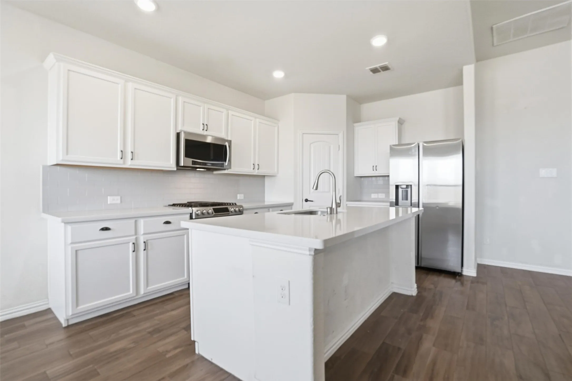 Single Family Residence For Sale in Tarrant County , 8405 Sweet Flag Lane, Fort Worth, Texas 76123, 5 Bedroom, 5 Bathroom, 2 Garage spaces, 2,806 Sqft, built in 2018, Preowned, mls#21176994, Real Estate Agent in Fort Worth, Homes For Sale in Tarrant county, Homes For Sale in Fort Worth, Realtor in Fort Worth Texas, Real Estate Brokerage Independent Realty Texas, Luminita Cordes Realtor