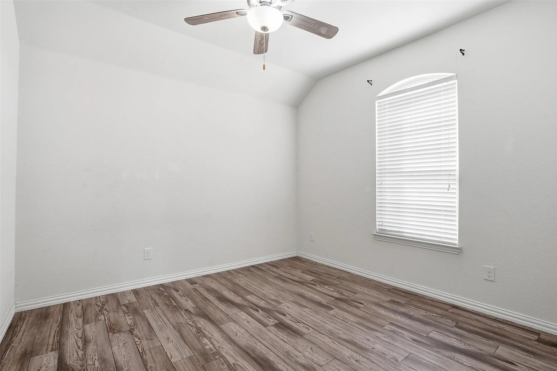 Single Family Residence For Sale in Tarrant County , 8405 Sweet Flag Lane, Fort Worth, Texas 76123, 5 Bedroom, 5 Bathroom, 2 Garage spaces, 2,806 Sqft, built in 2018, Preowned, mls#21176994, Real Estate Agent in Fort Worth, Homes For Sale in Tarrant county, Homes For Sale in Fort Worth, Realtor in Fort Worth Texas, Real Estate Brokerage Independent Realty Texas, Luminita Cordes Realtor