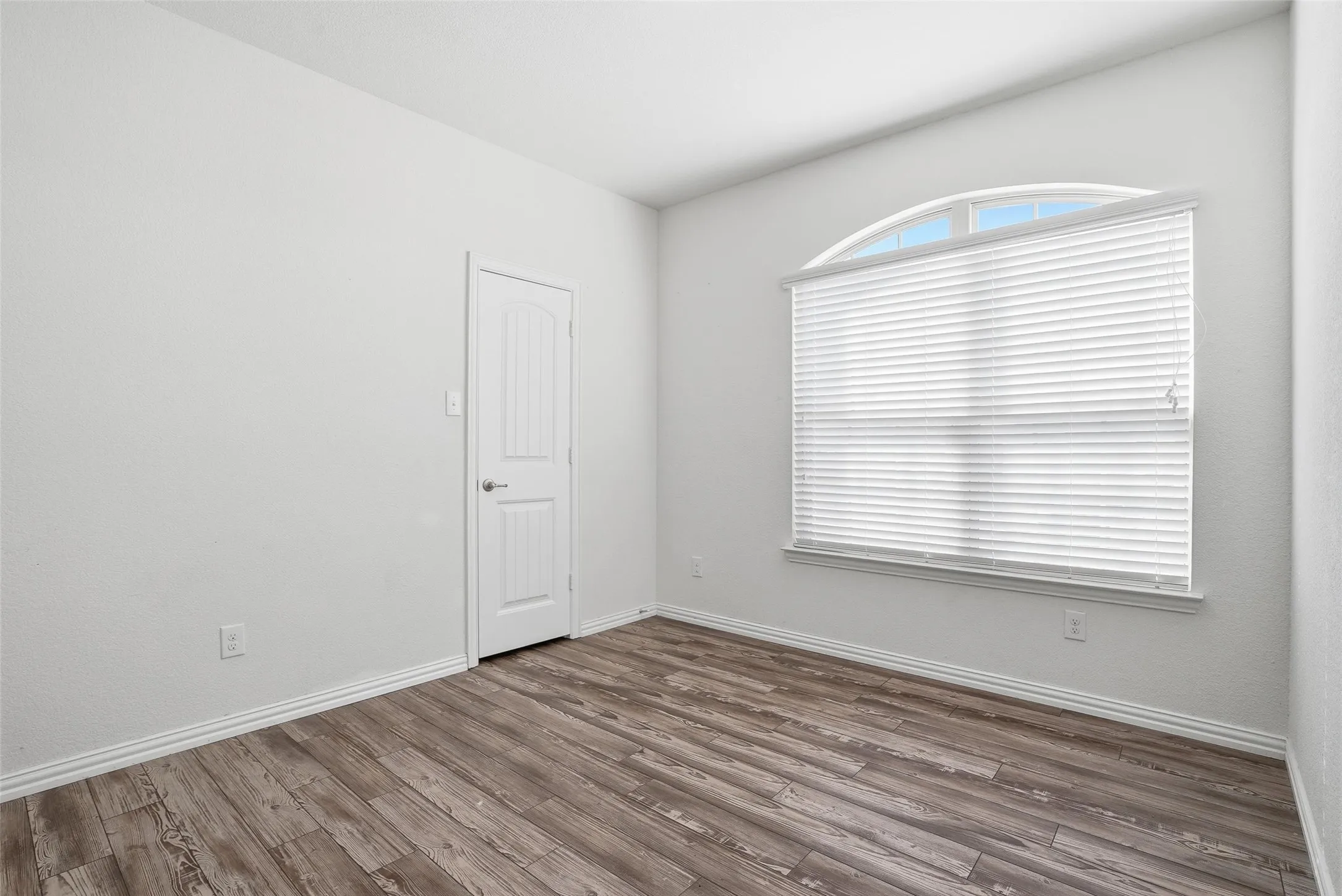 Single Family Residence For Sale in Tarrant County , 8405 Sweet Flag Lane, Fort Worth, Texas 76123, 5 Bedroom, 5 Bathroom, 2 Garage spaces, 2,806 Sqft, built in 2018, Preowned, mls#21176994, Real Estate Agent in Fort Worth, Homes For Sale in Tarrant county, Homes For Sale in Fort Worth, Realtor in Fort Worth Texas, Real Estate Brokerage Independent Realty Texas, Luminita Cordes Realtor