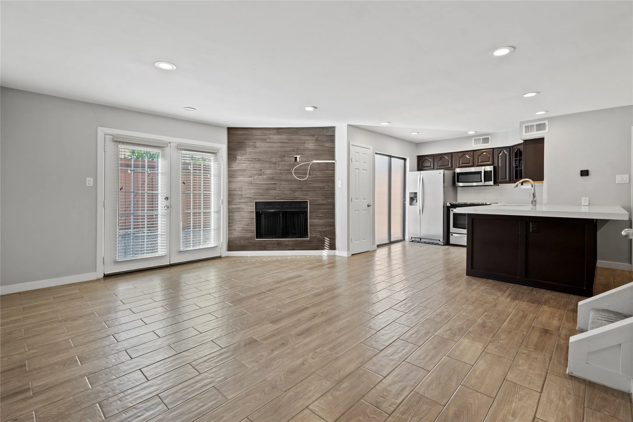 Condominium For Rent in Dallas County , 4371 Madera Road 4, Irving, Texas 75038, 2 Bedroom, 3 Bathroom, Garage spaces, 1,135 Sqft, built in 1981, mls#21178021, Real Estate Agent in Irving, Homes For Rent in Dallas county, Homes For Rent in Irving, Realtor in Irving Texas, Real Estate Brokerage Independent Realty Texas, Luminita Cordes Realtor