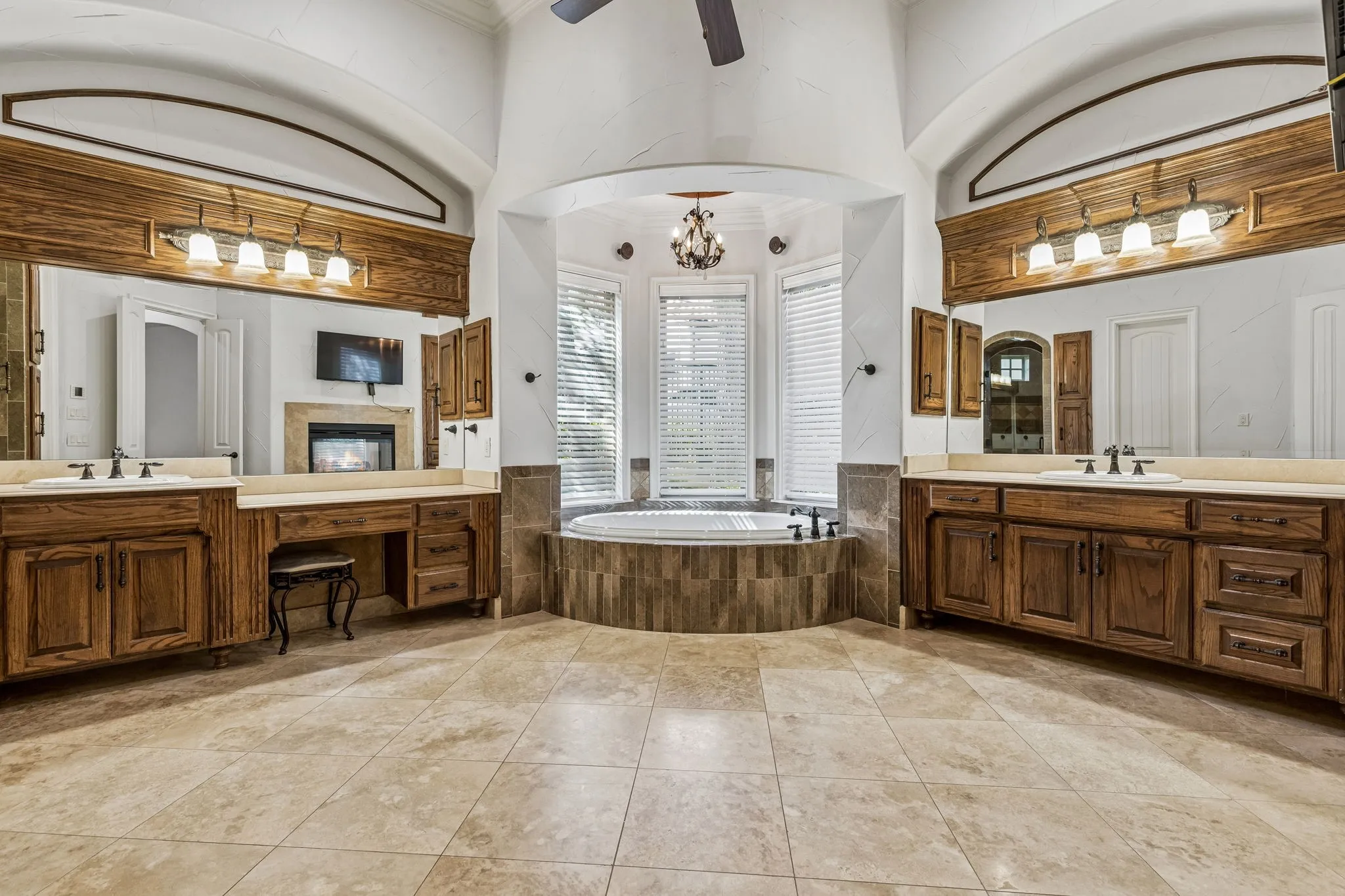 Single Family Residence For Sale in Tarrant County , 1800 Beam Drive, Southlake, Texas 76092, 5 Bedroom, 7 Bathroom, 4 Garage spaces, 6,144 Sqft, built in 2007, mls#21161535, Real Estate Agent in Southlake, Homes For Sale in Tarrant county, Homes For Sale in Southlake, Realtor in Southlake Texas, Real Estate Brokerage Independent Realty Texas, Luminita Cordes Realtor