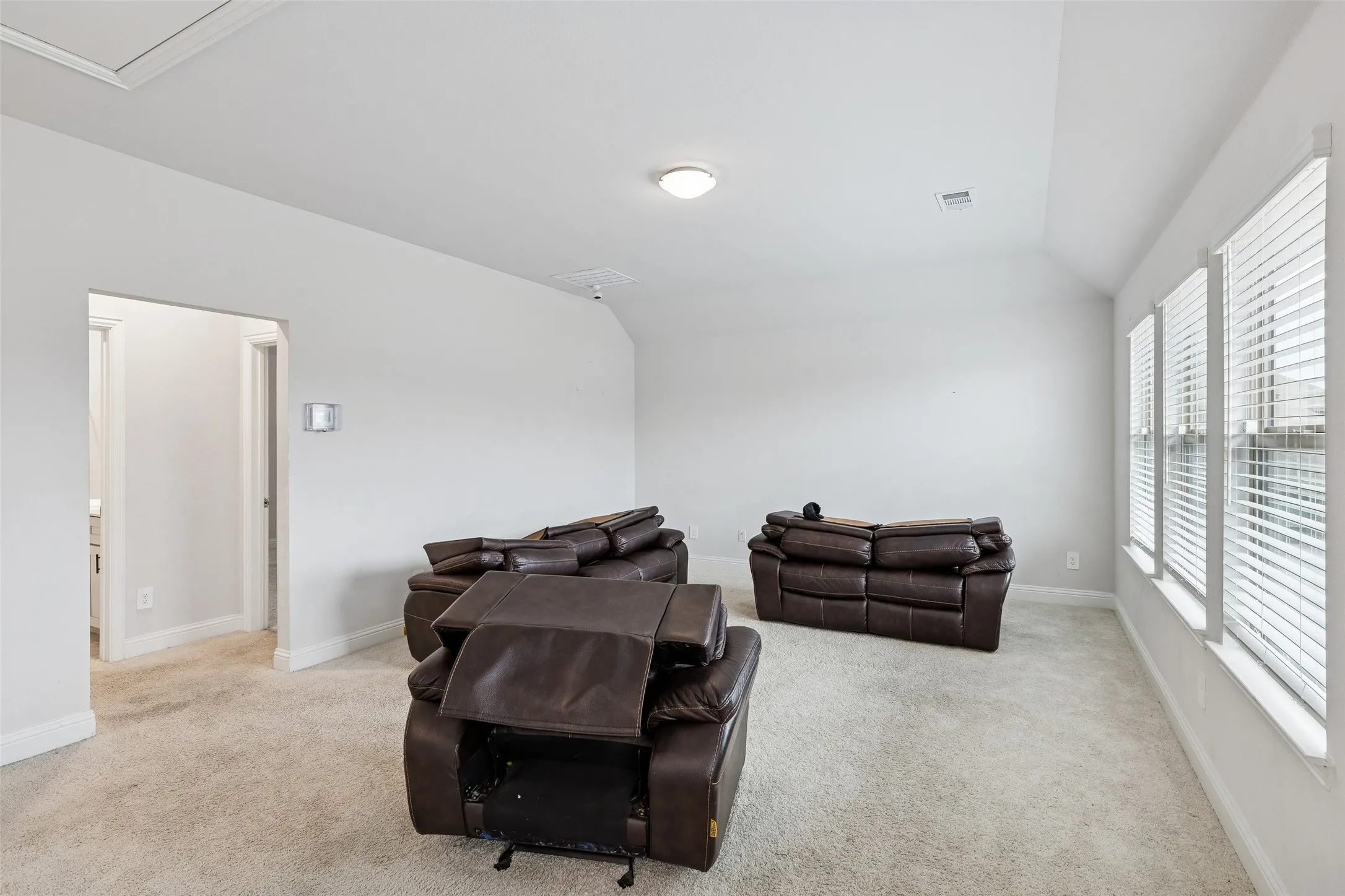 Single Family Residence For Sale in Kaufman County , 1053 Norias Drive, Forney, Texas 75126, 4 Bedrooms, 3 Bathrooms, 2 Garage spaces, 2,316 Sqft, built in 2021, Preowned, Price $325,000, mls#21176633, Real Estate Agent in Forney, Homes For Sale in Kaufman county, Homes For Sale in Forney, Realtor in Forney Texas, Real Estate Brokerage Independent Realty Texas, Luminita Cordes Realtor