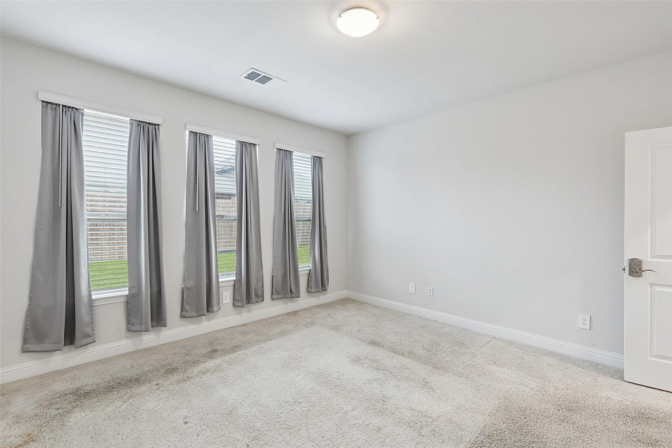 Single Family Residence For Sale in Kaufman County , 1053 Norias Drive, Forney, Texas 75126, 4 Bedrooms, 3 Bathrooms, 2 Garage spaces, 2,316 Sqft, built in 2021, Preowned, Price $325,000, mls#21176633, Real Estate Agent in Forney, Homes For Sale in Kaufman county, Homes For Sale in Forney, Realtor in Forney Texas, Real Estate Brokerage Independent Realty Texas, Luminita Cordes Realtor