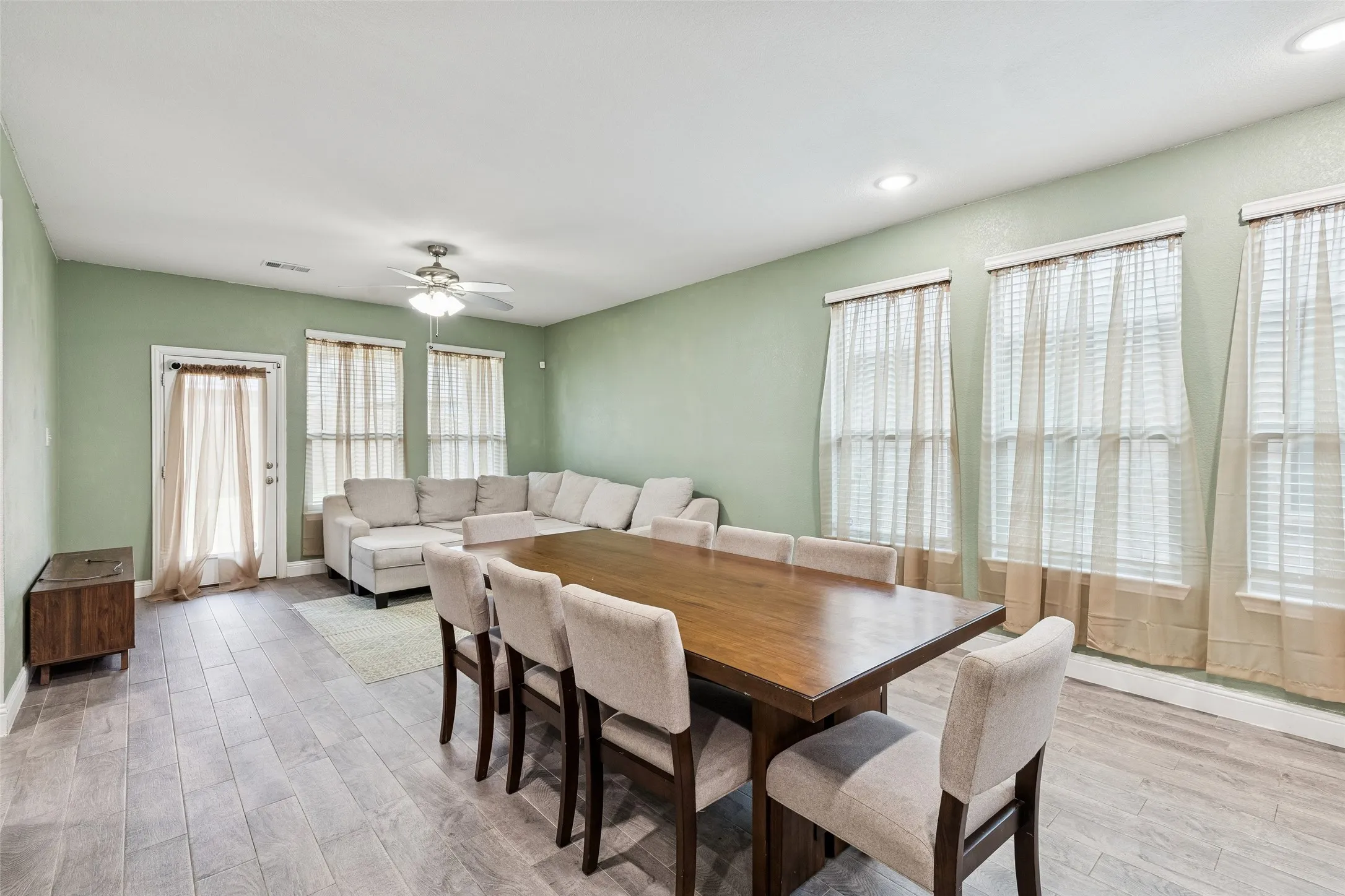 Single Family Residence For Sale in Kaufman County , 1053 Norias Drive, Forney, Texas 75126, 4 Bedrooms, 3 Bathrooms, 2 Garage spaces, 2,316 Sqft, built in 2021, Preowned, Price $325,000, mls#21176633, Real Estate Agent in Forney, Homes For Sale in Kaufman county, Homes For Sale in Forney, Realtor in Forney Texas, Real Estate Brokerage Independent Realty Texas, Luminita Cordes Realtor