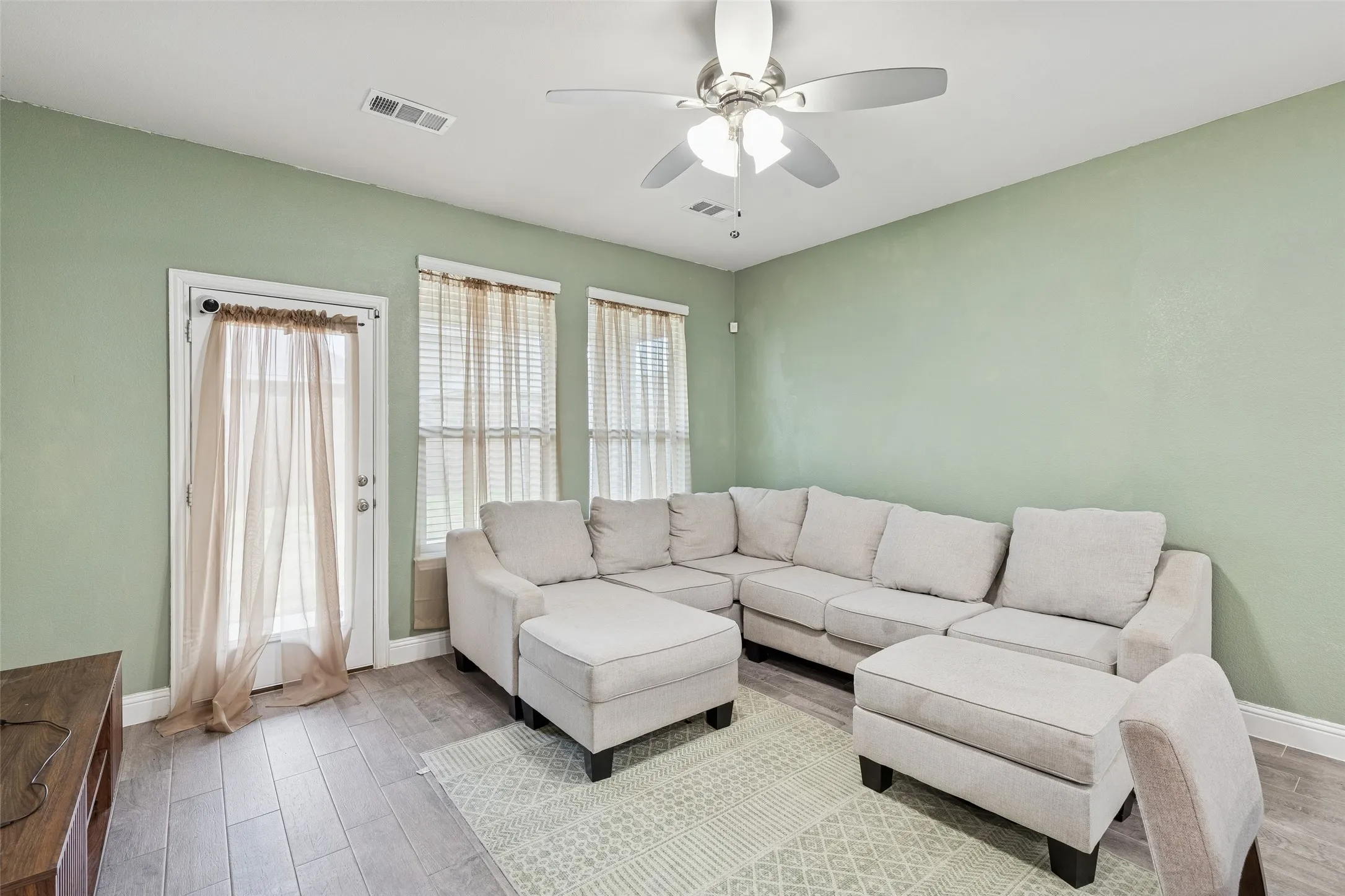 Single Family Residence For Sale in Kaufman County , 1053 Norias Drive, Forney, Texas 75126, 4 Bedrooms, 3 Bathrooms, 2 Garage spaces, 2,316 Sqft, built in 2021, Preowned, Price $325,000, mls#21176633, Real Estate Agent in Forney, Homes For Sale in Kaufman county, Homes For Sale in Forney, Realtor in Forney Texas, Real Estate Brokerage Independent Realty Texas, Luminita Cordes Realtor