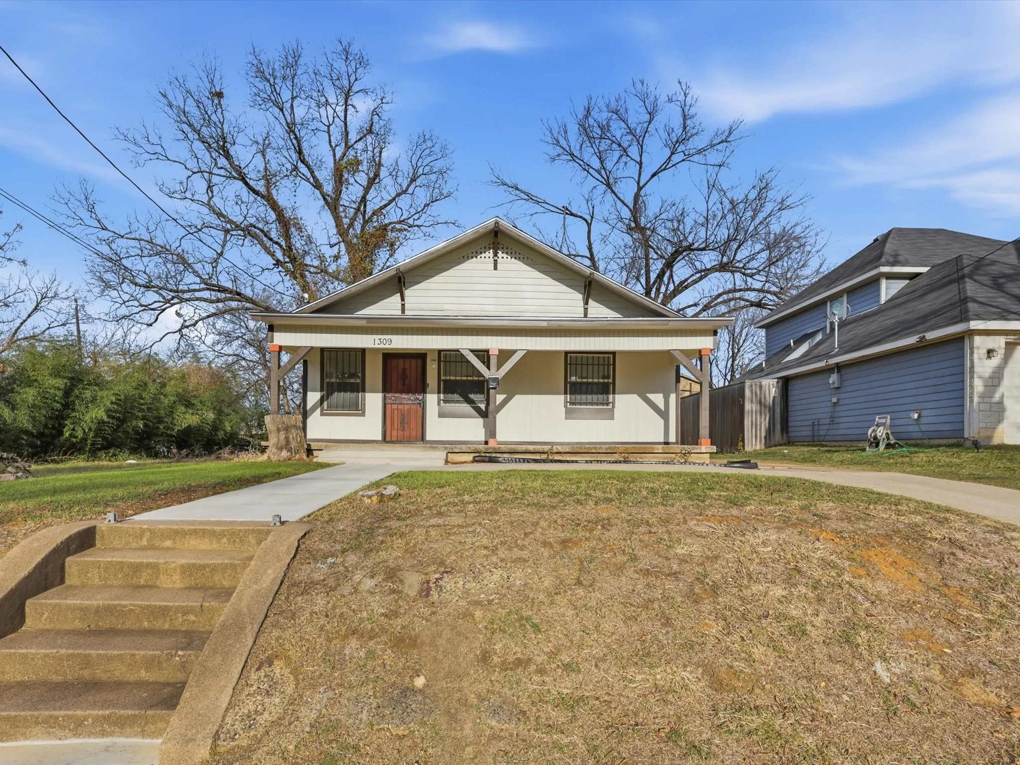 Single Family Residence For Sale in Dallas County , 1309 Pennsylvania Avenue, Dallas, Texas 75215, 3 Bedrooms, 3 Bathrooms, Garage spaces, 1,380 Sqft, built in 1910, Price $234,900, mls#21178190, Real Estate Agent in Dallas, Homes For Sale in Dallas county, Homes For Sale in Dallas, Realtor in Dallas Texas, Real Estate Brokerage Independent Realty Texas, Luminita Cordes Realtor