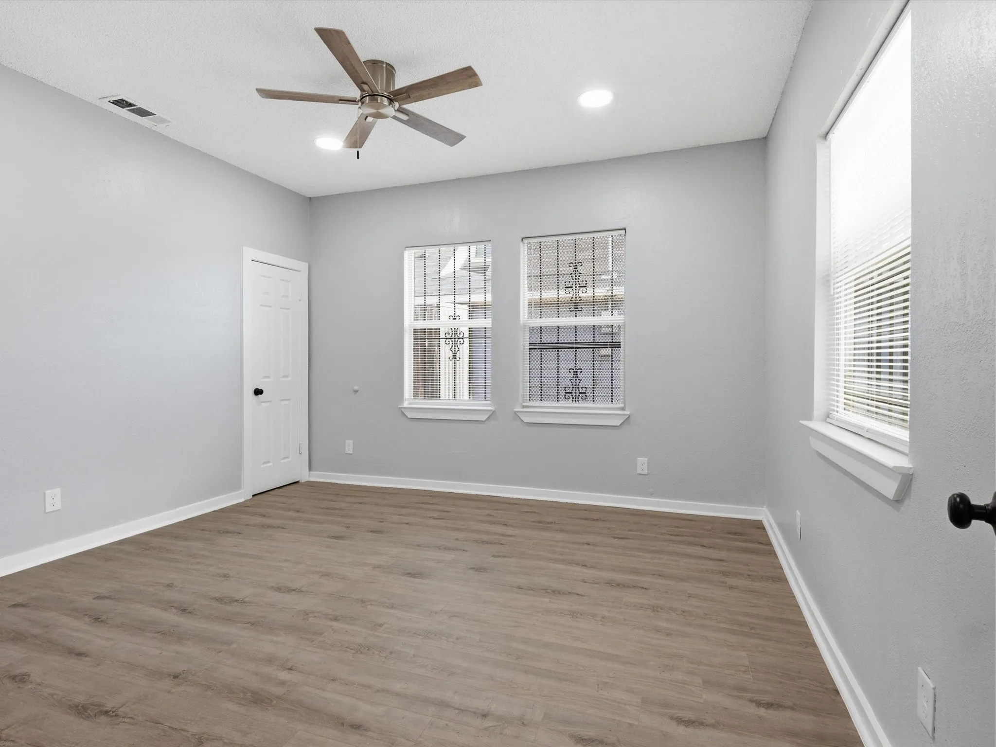 Unfurnished room with ceiling fan, wood finished floors, plenty of natural light, and recessed lighting