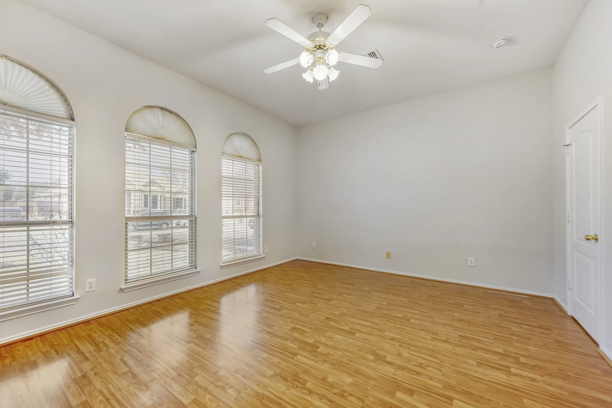 Single Family Residence For Sale in Collin County , 300 Shady Timbers Lane, Murphy, Texas 75094, 3 Bedroom, 2 Bathroom, Garage spaces, 2,111 Sqft, built in 1994, mls#21143364, Real Estate Agent in Murphy, Homes For Sale in Collin county, Homes For Sale in Murphy, Realtor in Murphy Texas, Real Estate Brokerage Independent Realty Texas, Luminita Cordes Realtor
