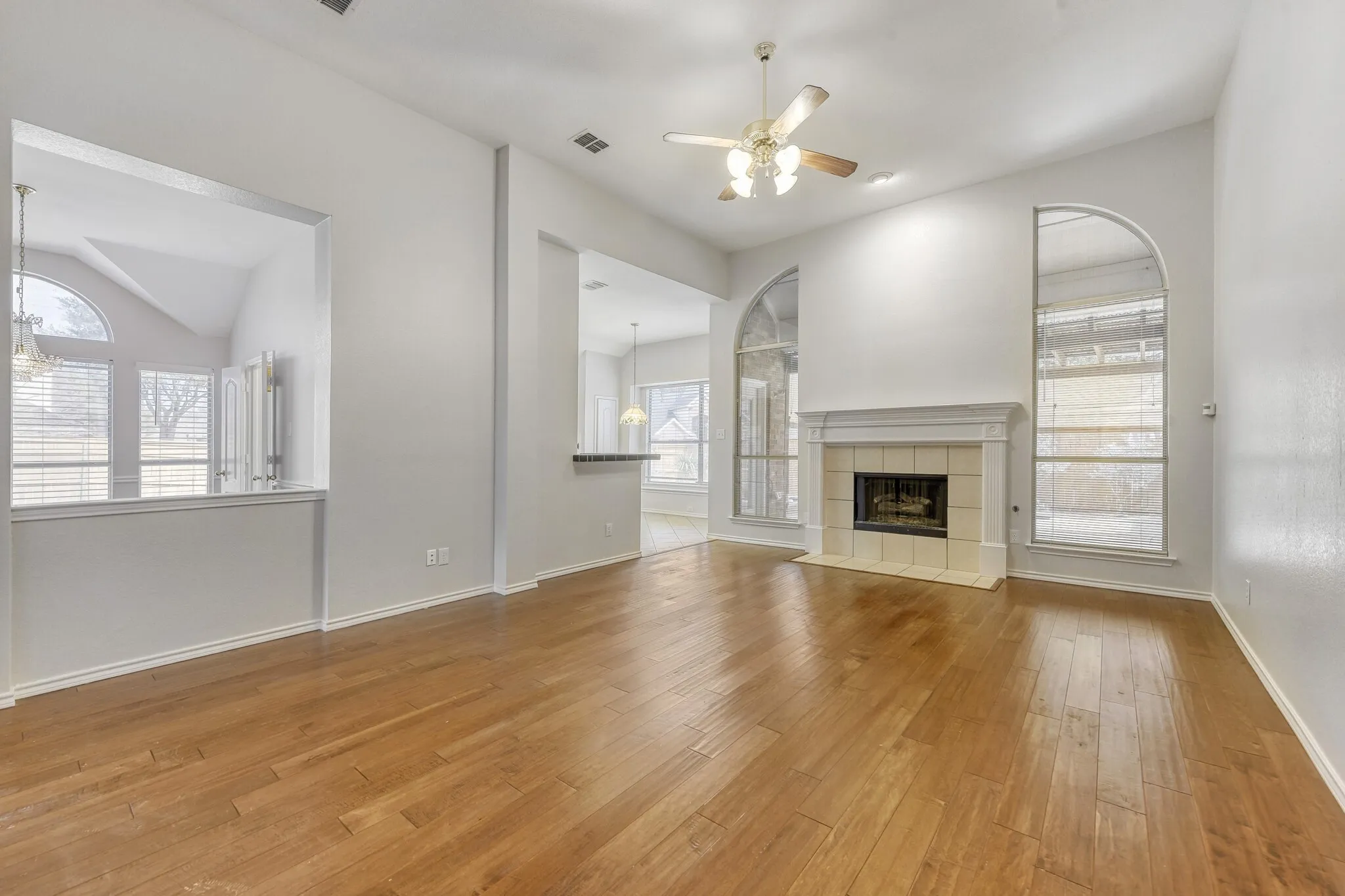 Single Family Residence For Sale in Collin County , 300 Shady Timbers Lane, Murphy, Texas 75094, 3 Bedroom, 2 Bathroom, Garage spaces, 2,111 Sqft, built in 1994, mls#21143364, Real Estate Agent in Murphy, Homes For Sale in Collin county, Homes For Sale in Murphy, Realtor in Murphy Texas, Real Estate Brokerage Independent Realty Texas, Luminita Cordes Realtor