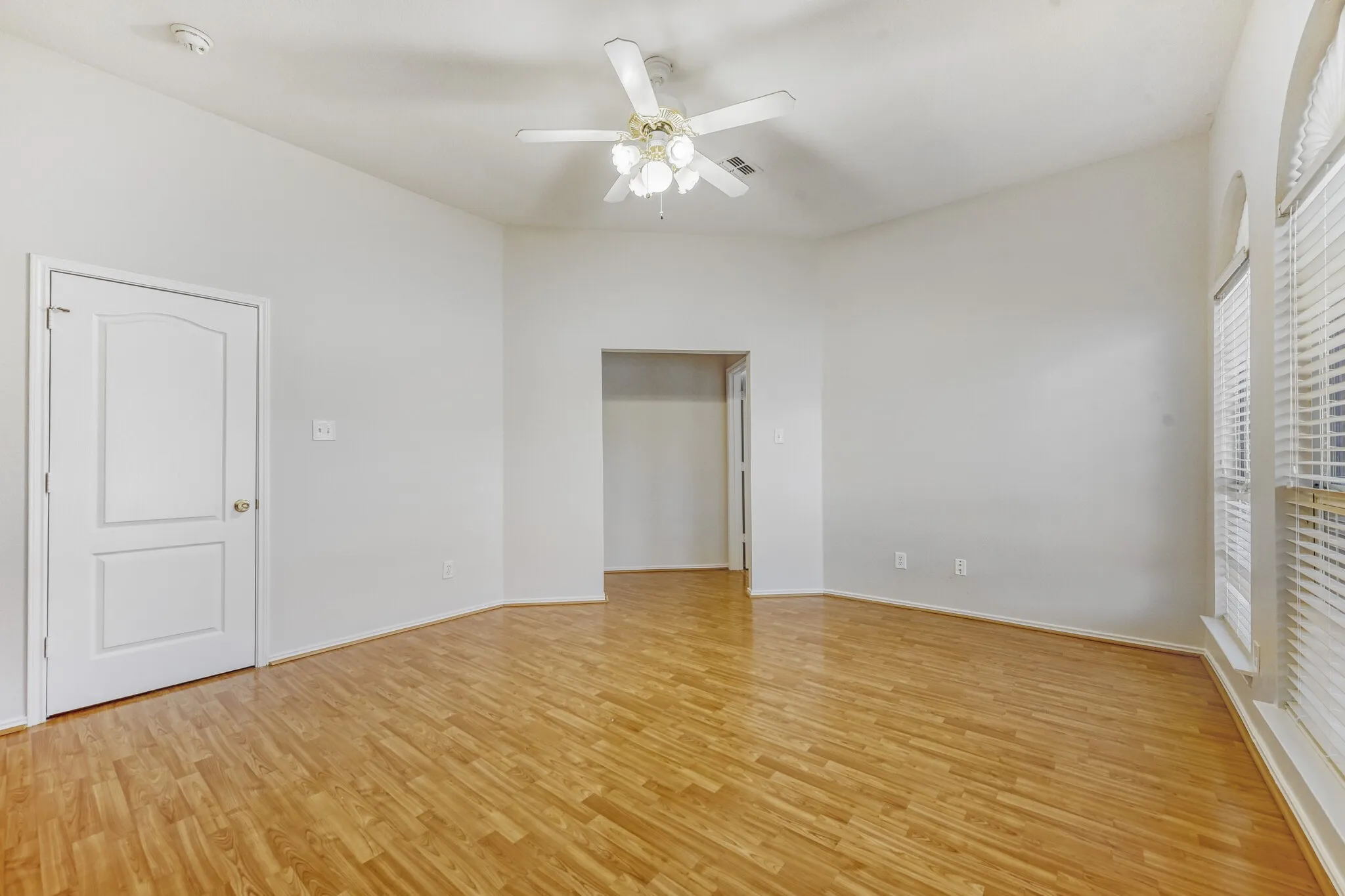 Single Family Residence For Sale in Collin County , 300 Shady Timbers Lane, Murphy, Texas 75094, 3 Bedroom, 2 Bathroom, Garage spaces, 2,111 Sqft, built in 1994, mls#21143364, Real Estate Agent in Murphy, Homes For Sale in Collin county, Homes For Sale in Murphy, Realtor in Murphy Texas, Real Estate Brokerage Independent Realty Texas, Luminita Cordes Realtor