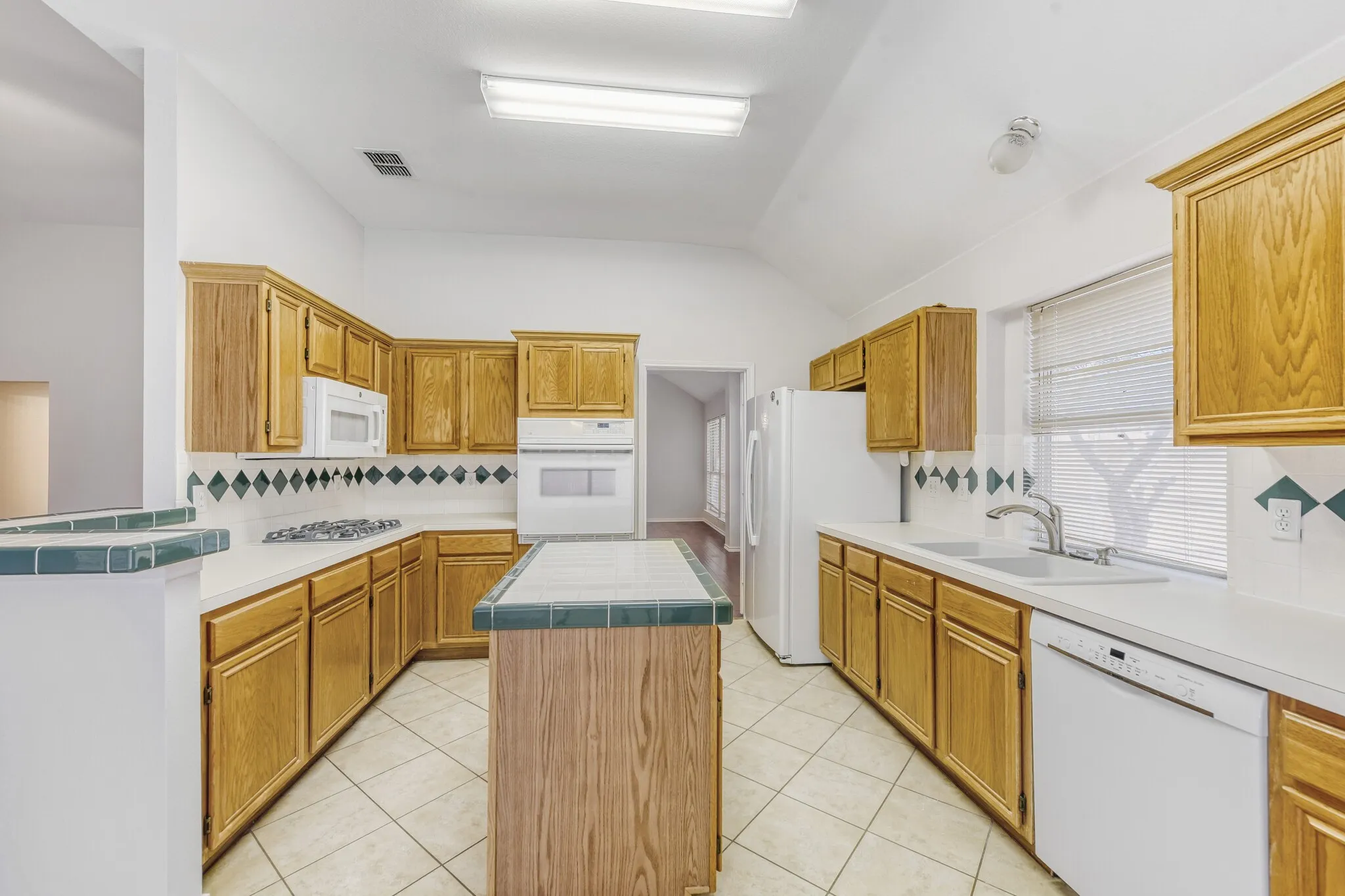 Single Family Residence For Sale in Collin County , 300 Shady Timbers Lane, Murphy, Texas 75094, 3 Bedroom, 2 Bathroom, Garage spaces, 2,111 Sqft, built in 1994, mls#21143364, Real Estate Agent in Murphy, Homes For Sale in Collin county, Homes For Sale in Murphy, Realtor in Murphy Texas, Real Estate Brokerage Independent Realty Texas, Luminita Cordes Realtor