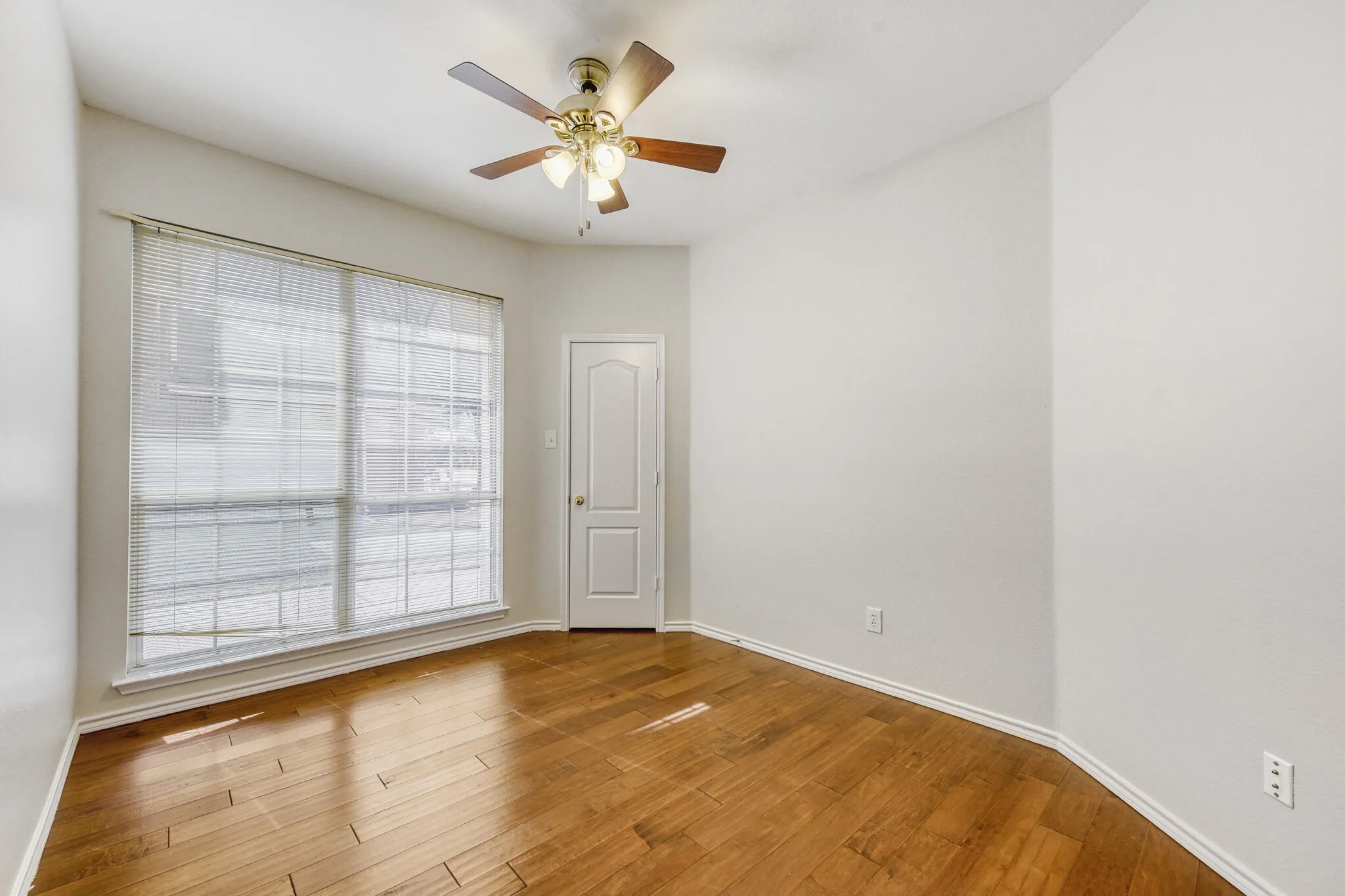 Single Family Residence For Sale in Collin County , 300 Shady Timbers Lane, Murphy, Texas 75094, 3 Bedroom, 2 Bathroom, Garage spaces, 2,111 Sqft, built in 1994, mls#21143364, Real Estate Agent in Murphy, Homes For Sale in Collin county, Homes For Sale in Murphy, Realtor in Murphy Texas, Real Estate Brokerage Independent Realty Texas, Luminita Cordes Realtor