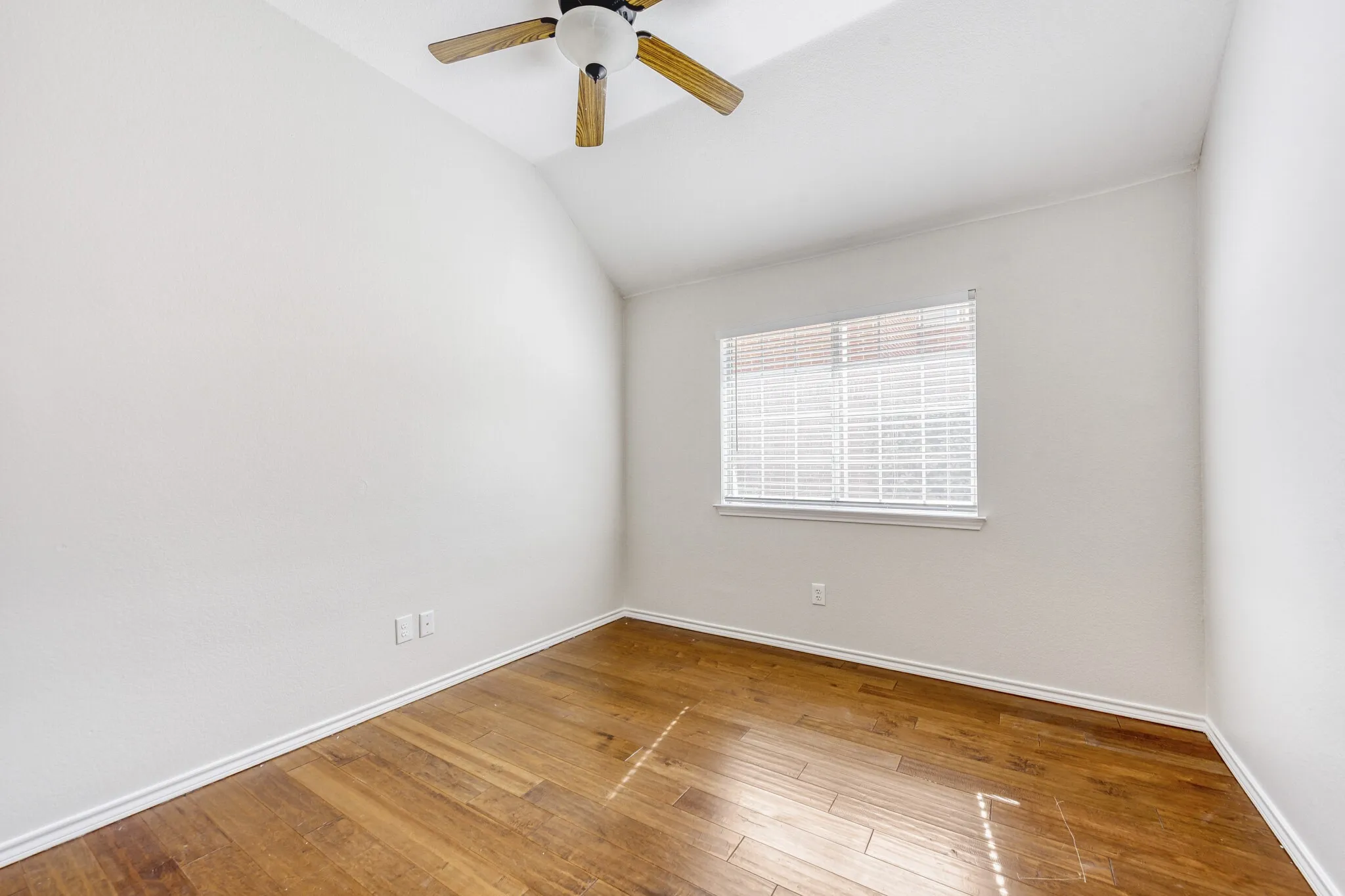 Single Family Residence For Sale in Collin County , 300 Shady Timbers Lane, Murphy, Texas 75094, 3 Bedroom, 2 Bathroom, Garage spaces, 2,111 Sqft, built in 1994, mls#21143364, Real Estate Agent in Murphy, Homes For Sale in Collin county, Homes For Sale in Murphy, Realtor in Murphy Texas, Real Estate Brokerage Independent Realty Texas, Luminita Cordes Realtor