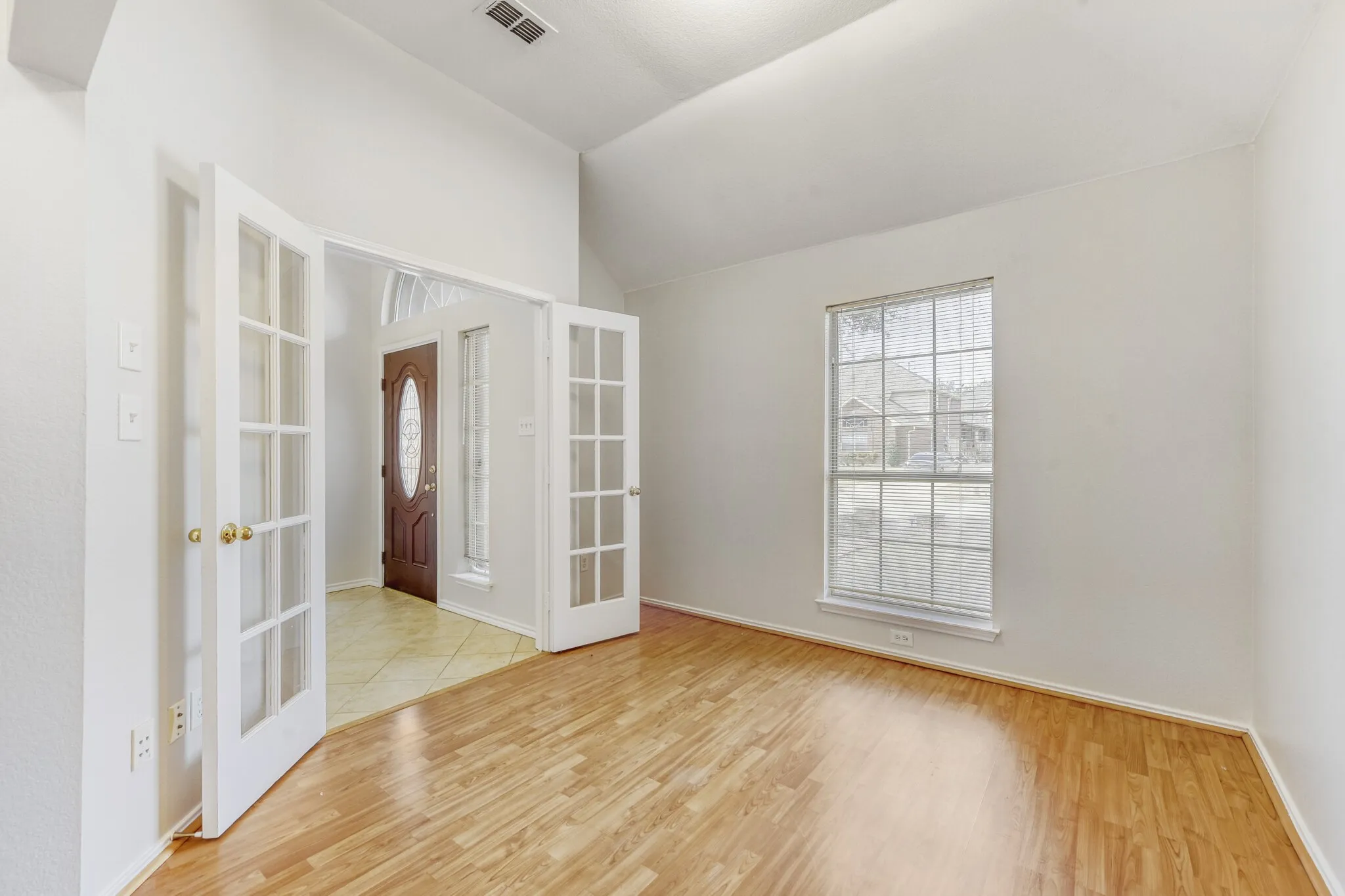 Single Family Residence For Sale in Collin County , 300 Shady Timbers Lane, Murphy, Texas 75094, 3 Bedroom, 2 Bathroom, Garage spaces, 2,111 Sqft, built in 1994, mls#21143364, Real Estate Agent in Murphy, Homes For Sale in Collin county, Homes For Sale in Murphy, Realtor in Murphy Texas, Real Estate Brokerage Independent Realty Texas, Luminita Cordes Realtor