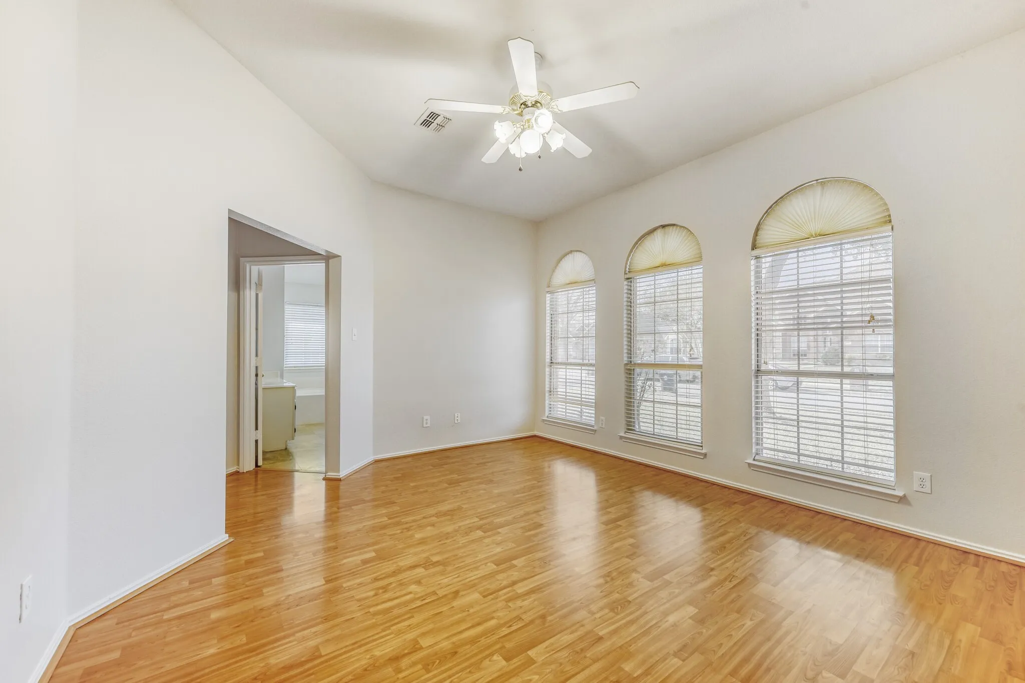 Single Family Residence For Sale in Collin County , 300 Shady Timbers Lane, Murphy, Texas 75094, 3 Bedroom, 2 Bathroom, Garage spaces, 2,111 Sqft, built in 1994, mls#21143364, Real Estate Agent in Murphy, Homes For Sale in Collin county, Homes For Sale in Murphy, Realtor in Murphy Texas, Real Estate Brokerage Independent Realty Texas, Luminita Cordes Realtor