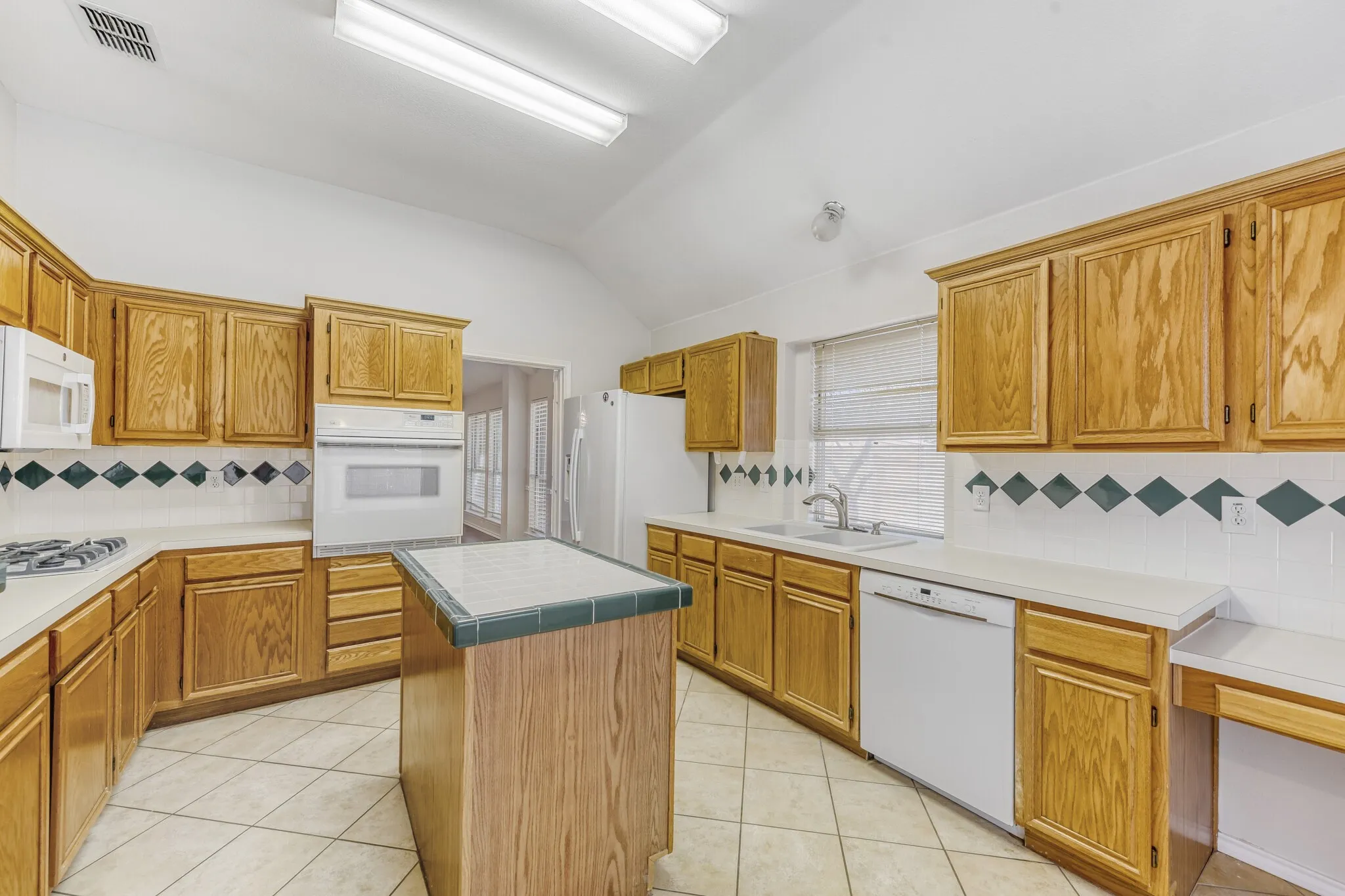 Single Family Residence For Sale in Collin County , 300 Shady Timbers Lane, Murphy, Texas 75094, 3 Bedroom, 2 Bathroom, Garage spaces, 2,111 Sqft, built in 1994, mls#21143364, Real Estate Agent in Murphy, Homes For Sale in Collin county, Homes For Sale in Murphy, Realtor in Murphy Texas, Real Estate Brokerage Independent Realty Texas, Luminita Cordes Realtor