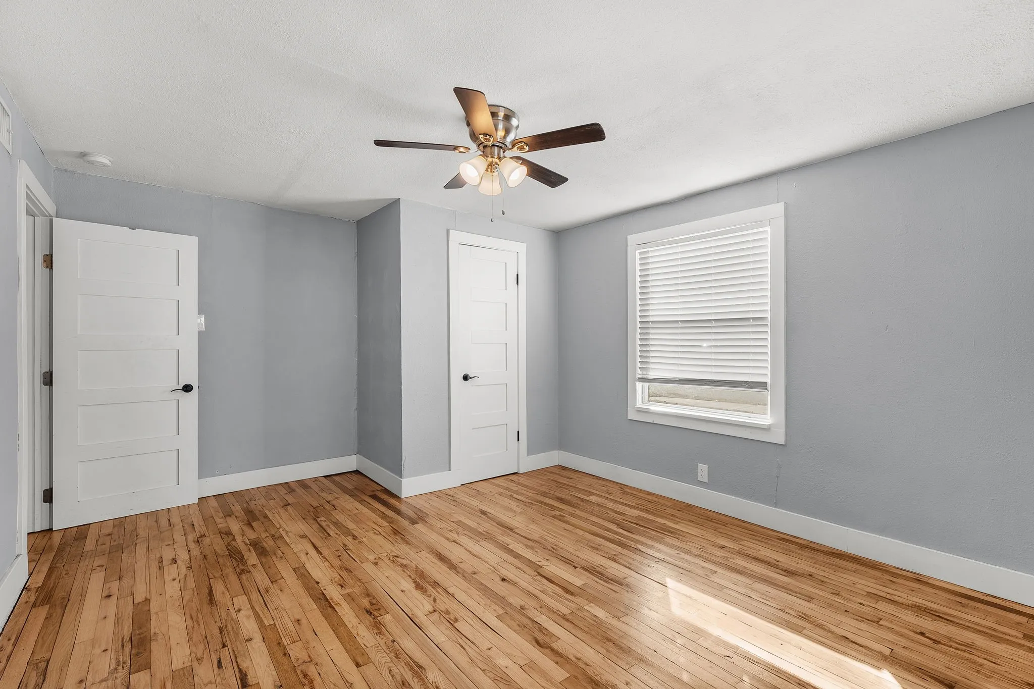 Single Family Residence For Sale in Tarrant County , 2709 Townsend Drive, Fort Worth, Texas 76110, 2 Bedroom, 1 Bathroom, 1 Garage spaces, 938 Sqft, built in 1930, Preowned, mls#21175189, Real Estate Agent in Fort Worth, Homes For Sale in Tarrant county, Homes For Sale in Fort Worth, Realtor in Fort Worth Texas, Real Estate Brokerage Independent Realty Texas, Luminita Cordes Realtor